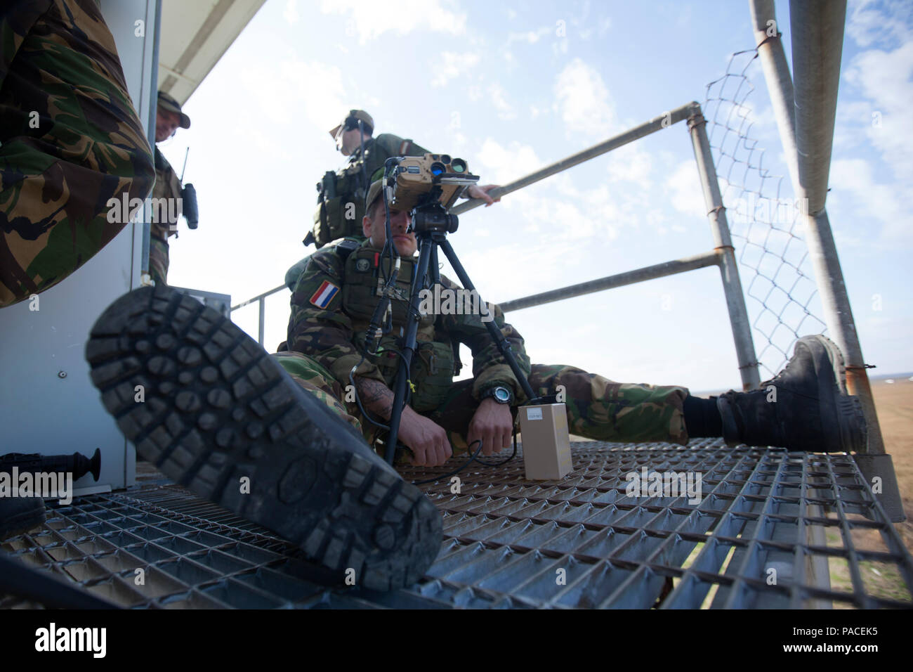 Un olandese siti marini attraverso un Elbit lazer designatore del sistema durante il morsetto di giunzione controller aria formazione a Piney Island, N.C., 14 marzo, 2016. La Dutch bi-formazione laterale è stata condotta per rafforzare strutture militari relazioni e aumentare l'interoperabilità tra nazioni partner. (U.S. Marine Corps foto di Cpl. Austin A. Lewis/rilasciato) Foto Stock Un olandese siti marini attraverso un Elbit lazer designatore del sistema durante il morsetto di giunzione controller aria formazione a Piney Island, N.C., 14 marzo, 2016. La Dutch bi-formazione laterale è stata condotta per rafforzare strutture militari relazioni e aumentare l'interoperabilità tra nazioni partner. (U.S. Marine Corps foto di Cpl. Austin A. Lewis/rilasciato) Foto Stock