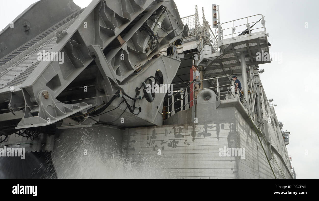Il 15 marzo 2016, a Douala, Camerun, la nave da trasporto veloce USNS Spearhead (T-EPF 1) del comando militare marittimo si prepara a lasciare il porto per l'esercitazione Obangame/Saharan Express 2016. L'esercitazione, sponsorizzata dallo U.S. Africa Command, è un'operazione marittima multinazionale per migliorare la sicurezza, la sicurezza e la cooperazione marittima nel Golfo di Guinea, che coinvolge forze navali combinate e coordinamento logistico. Foto Stock