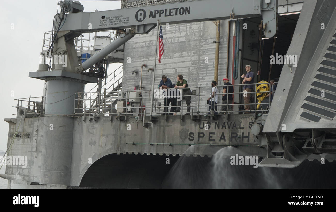 La punta di lancia USNS (T-EPF 1), una nave da trasporto veloce di spedizione assegnata al comando militare di navigazione, si prepara a partire da Douala, Camerun, il 15 marzo 2016, a sostegno dell'esercitazione Obangame/Saharan Express 2016. OESE16 è un'esercitazione marittima multinazionale sponsorizzata dallo U.S. Africa Command, volta a migliorare la sicurezza marittima, la sicurezza e l'interoperabilità tra le marine africane e alleate partecipanti nel Golfo di Guinea, sottolineando la prontezza operativa e il coordinamento della coalizione. Foto Stock