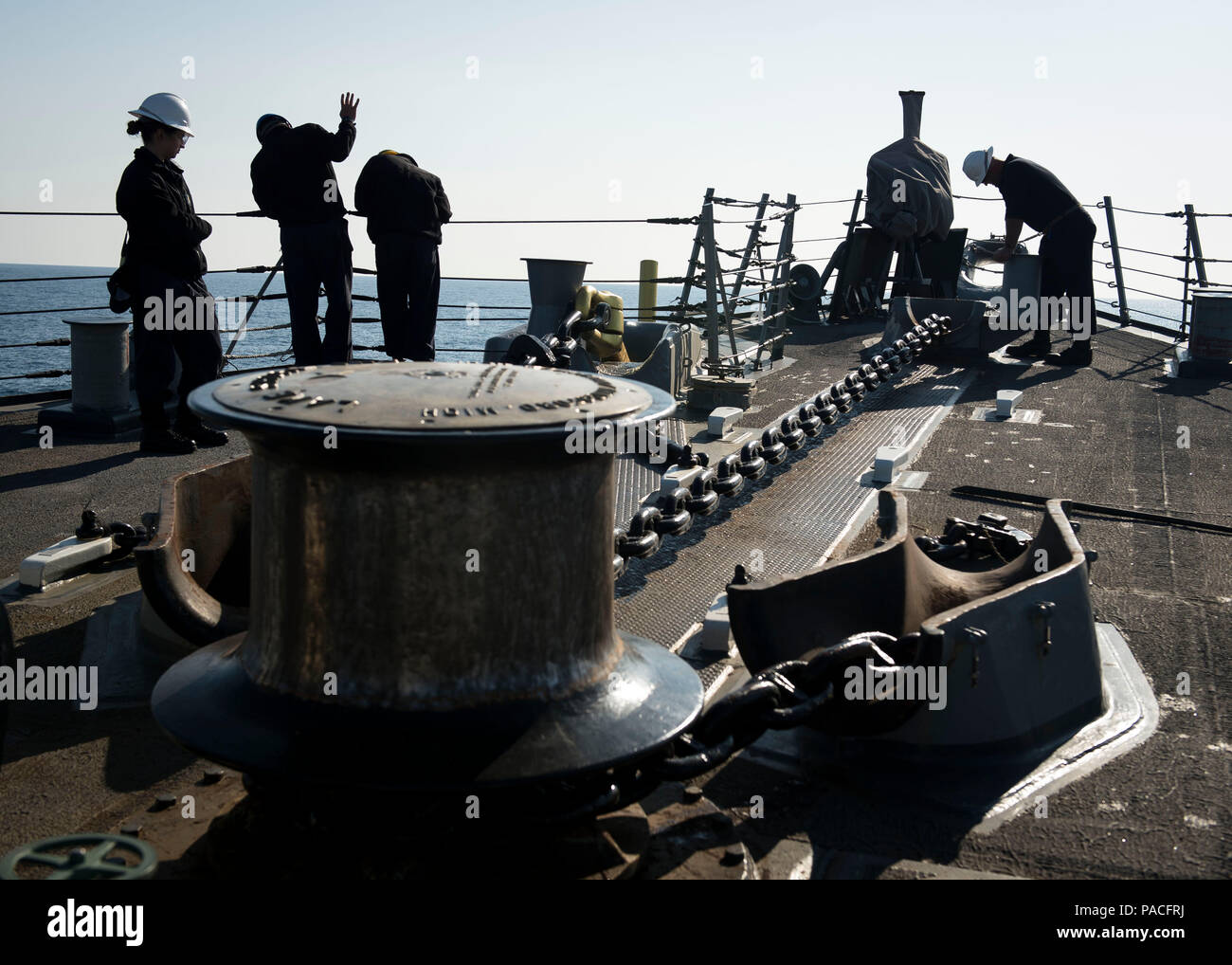 160317-N-FQ994-102 Mare Mediterraneo (17 marzo 2016) i marinai a bordo della USS Porter (DDG 78) eseguire un ancoraggio prova di caduta di Marzo 17, 2016. Porter, un Arleigh Burke-class guidato-missile distruttore, distribuita a Rota, Spagna, sta conducendo una pattuglia di routine negli Stati Uniti Sesta flotta area di operazioni a sostegno degli Stati Uniti per gli interessi di sicurezza nazionali in Europa. (U.S. Foto di Marina di Massa lo specialista di comunicazione di terza classe Robert S. Prezzo/rilasciato) Foto Stock