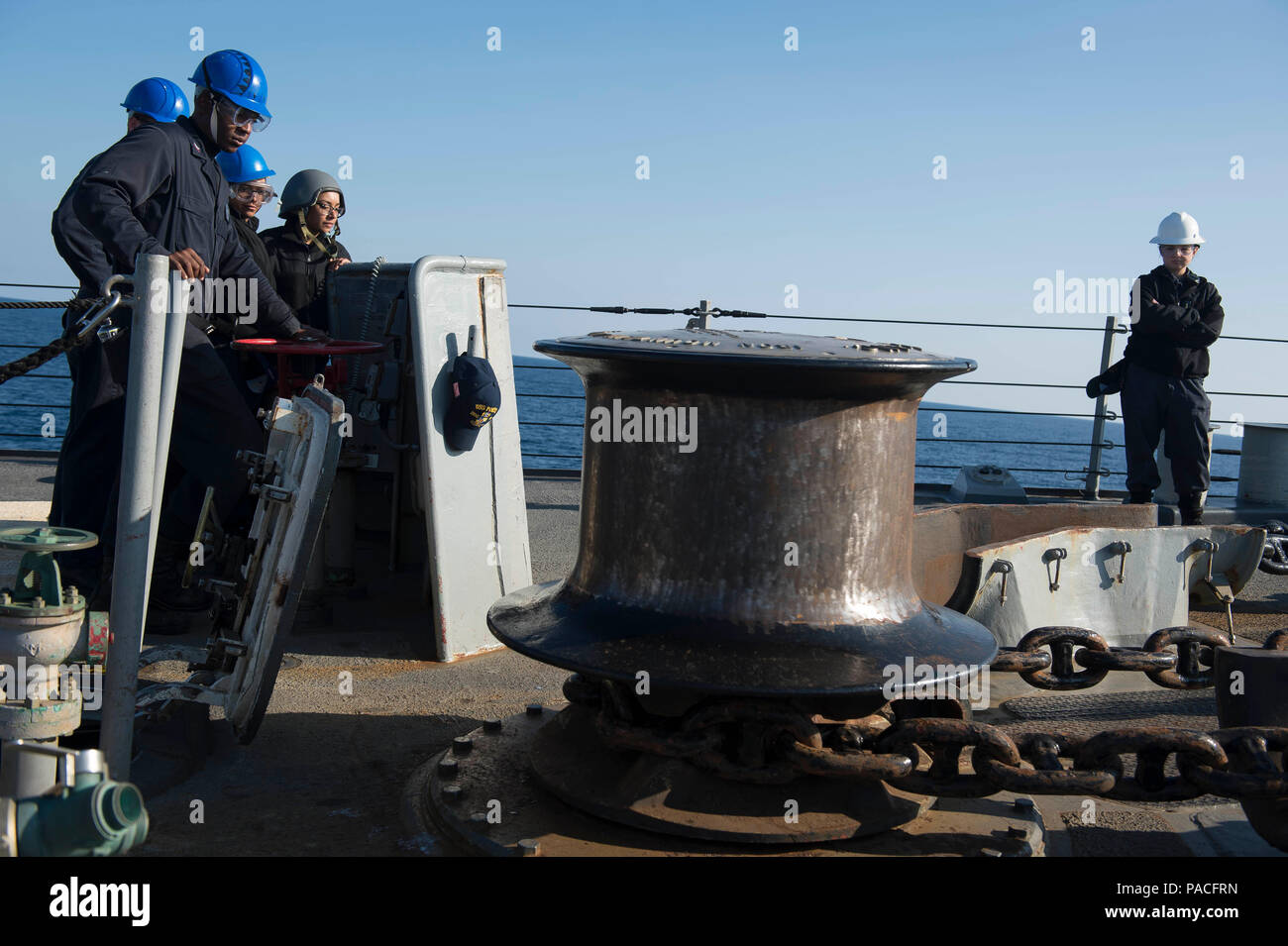 160317-N-FQ994-053 Mare Mediterraneo (17 marzo 2016) i marinai a bordo della USS Porter (DDG 78) eseguire un ancoraggio prova di caduta di Marzo 17, 2016. Porter, un Arleigh Burke-class guidato-missile distruttore, distribuita a Rota, Spagna, sta conducendo una pattuglia di routine negli Stati Uniti Sesta flotta area di operazioni a sostegno degli Stati Uniti per gli interessi di sicurezza nazionali in Europa. (U.S. Foto di Marina di Massa lo specialista di comunicazione di terza classe Robert S. Prezzo/rilasciato) Foto Stock