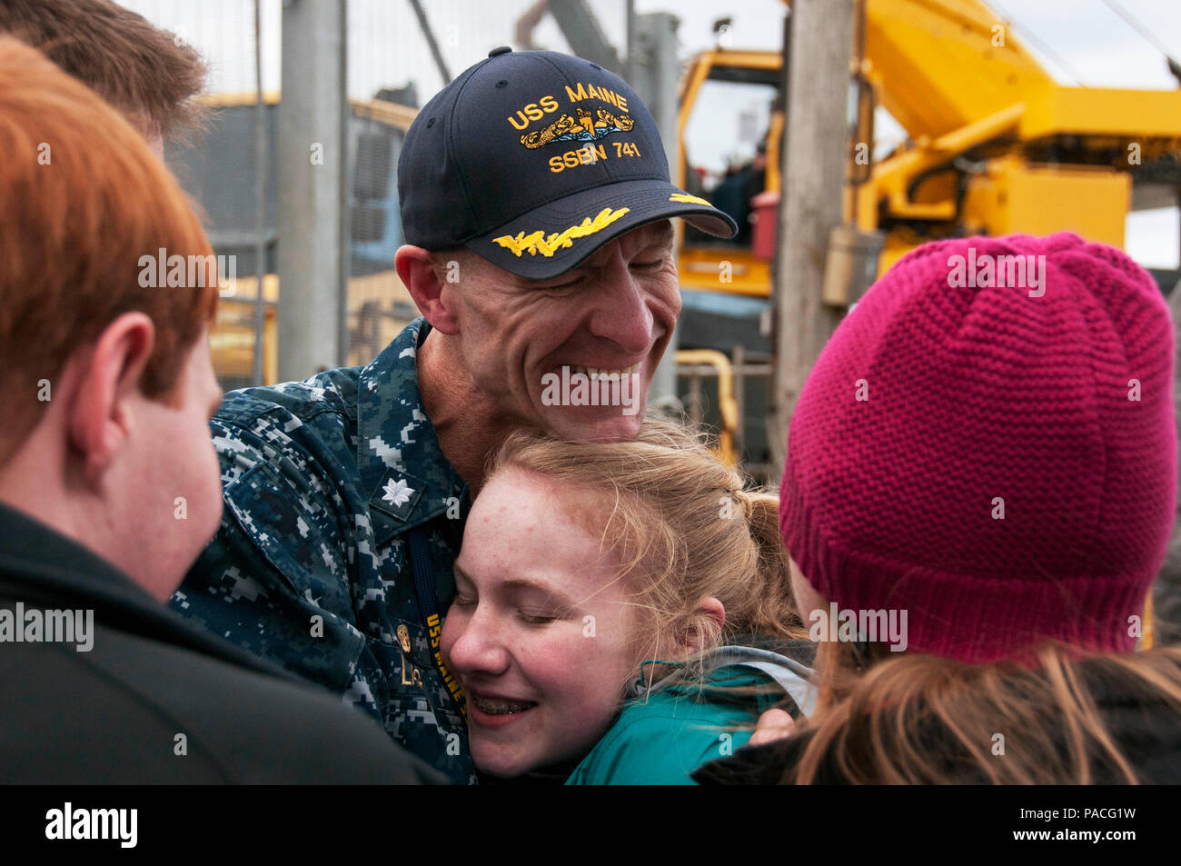 BANGOR, nello Stato di Washington (16 marzo 2016) - Cmdr. Kelly Laing, comandante della Blue equipaggio dell'Ohio-classe-balistico missile submarine USS Maine (SSBN 741), da Idaho Falls, Idaho, è accolto home alla Base Navale Kitsap-Bangor dalla sua famiglia a seguito di una routine deterrente strategico di pattuglia. Maine è uno degli otto ballistic-missile sottomarini di stanza presso la base fornendo la maggior parte survivable gamba del deterrente strategico Terna per gli Stati Uniti. (U.S. Foto di Marina di Massa lo specialista di comunicazione 2a classe Amanda R. Gray/rilasciato) Foto Stock