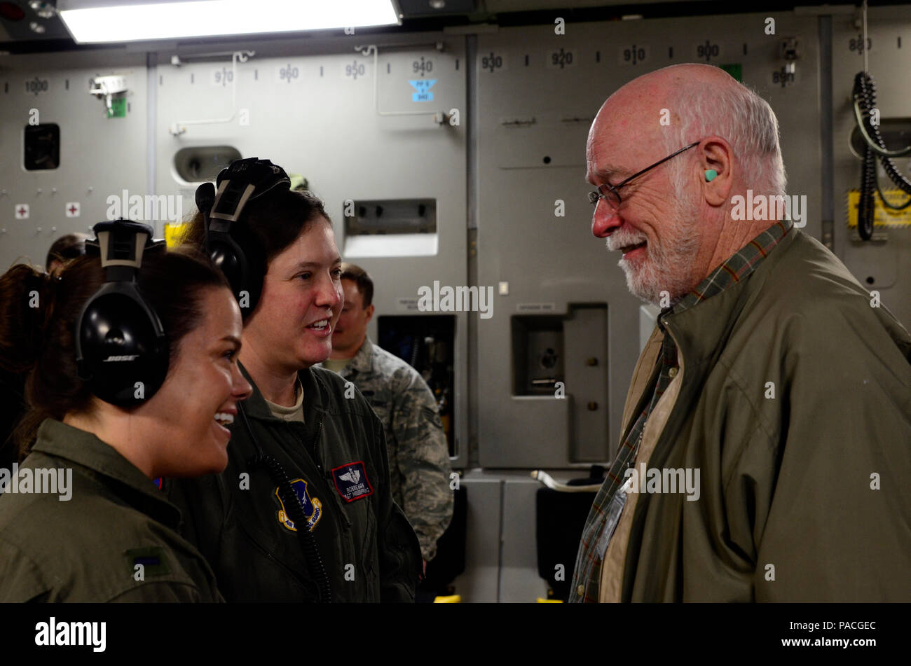 La 183d Istituto di medicina aeronautica squadrone di evacuazione del primo Lt. Julia Conley e Master Sgt. Bobbie Hughes parla di datore di lavoro locale James Keeton su un C-17 Globemaster III, campo di Thompson Air National Guard Base, Jackson, Miss., 5 marzo 2016. I datori di lavoro locali hanno preso parte a un datore di lavoro il supporto per la protezione e la Riserva evento che comprendeva un volo locale su un C-17 Globemaster III. (U.S. Air National Guard Foto di aviatori di prima classe Kiara N. Spann/rilasciato) Foto Stock