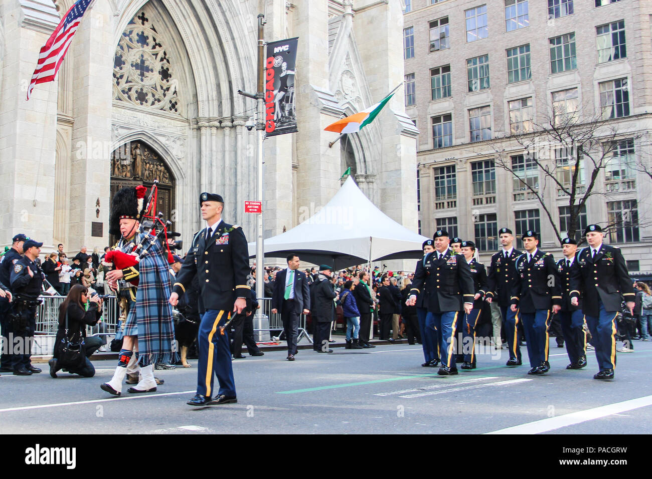 Lt. Col. Sean Flynn, comandante del battaglione della New York National Guard il primo battaglione 69Reggimento di Fanteria, 'combattimenti 69th,' sinistra, conduce il suo battaglione passato la Cattedrale di San Patrizio mentre marcia fino alla Fifth Avenue durante il 255th St. Patrick's Day Parade di New York City. (U.S. Navy foto di Lt. Matteo Stroup/rilasciato) Foto Stock