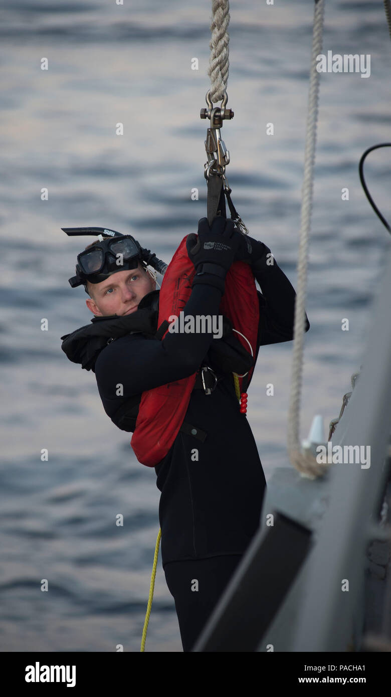 160317-N-FQ994-197 Mare Mediterraneo (17 marzo 2016) -- Operazioni Specialist Seaman Daniel Holmes, di una ricerca e salvataggio del nuotatore, da Houston, viene abbassata da USS Porter (DDG 78) durante un uomo a mare praticare Marzo 17, 2016. Porter, un Arleigh Burke-class guidato-missile distruttore, distribuita a Rota, Spagna, sta conducendo una pattuglia di routine negli Stati Uniti Sesta flotta area di operazioni a sostegno degli Stati Uniti per gli interessi di sicurezza nazionali in Europa. (U.S. Foto di Marina di Massa lo specialista di comunicazione di terza classe Robert S. Prezzo/rilasciato) Foto Stock