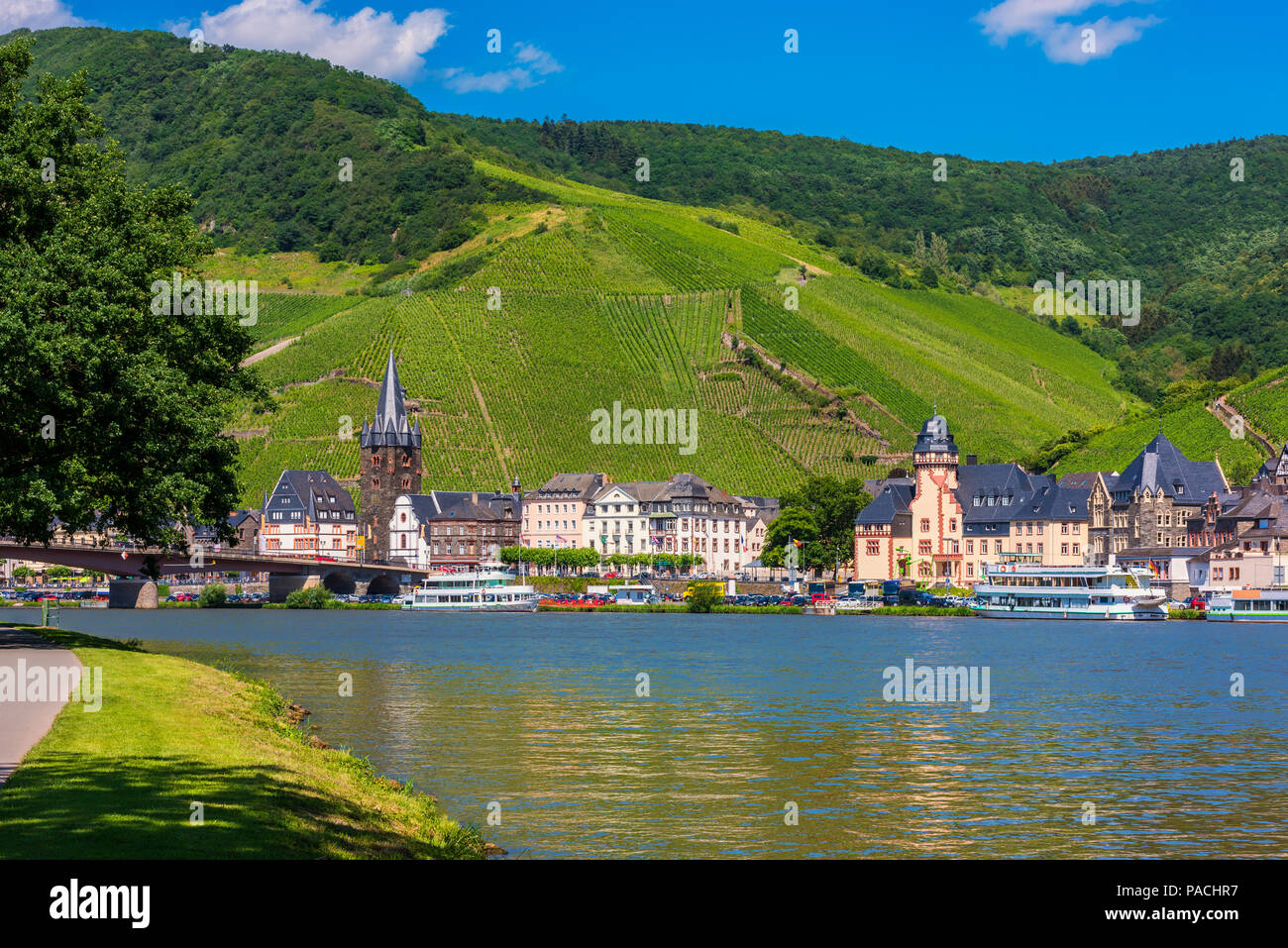 Villaggio di Bernkastel-Kues lungo il fiume Mosella in Germania Foto Stock
