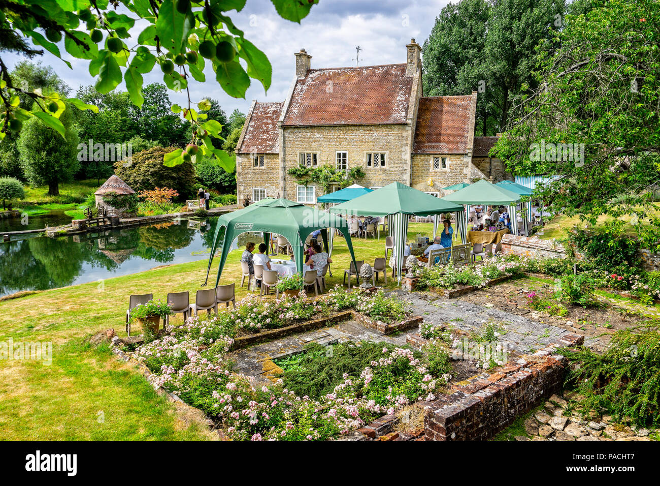 La crema di tè in una casa di campagna Inglese prese in Crockerton, Wiltshire, Regno Unito il 21 Luglio 2018 Foto Stock