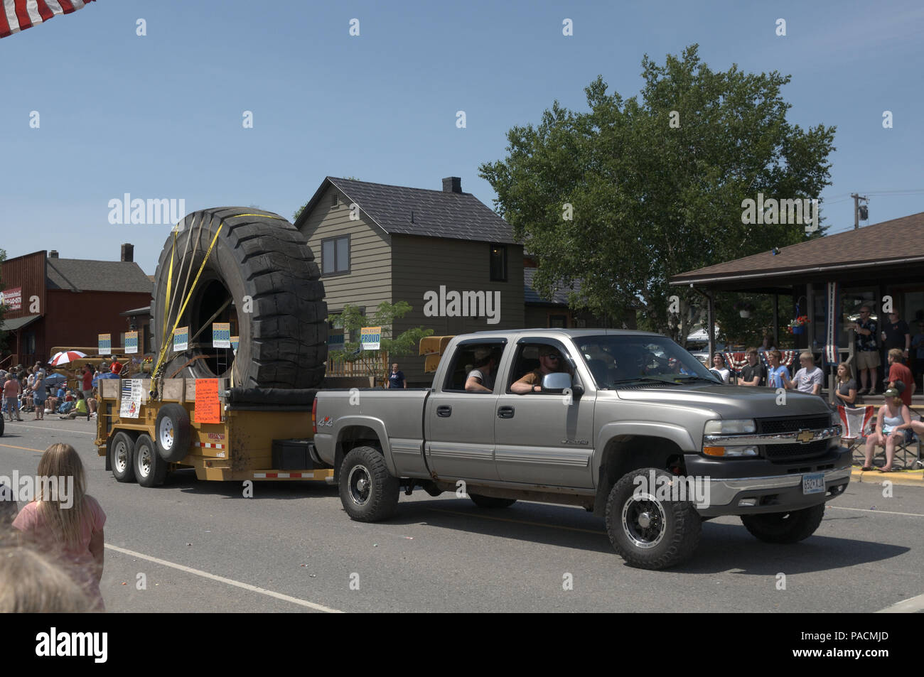 Un gigante off road carrello pneumatico in un giorno 4 luglio sfilata a sostegno dell'industria mineraria in Minnesota, Stati Uniti d'America Foto Stock