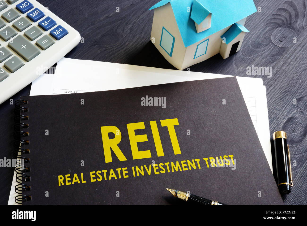 Real Estate Investment Trust REIT su una scrivania in ufficio. Foto Stock