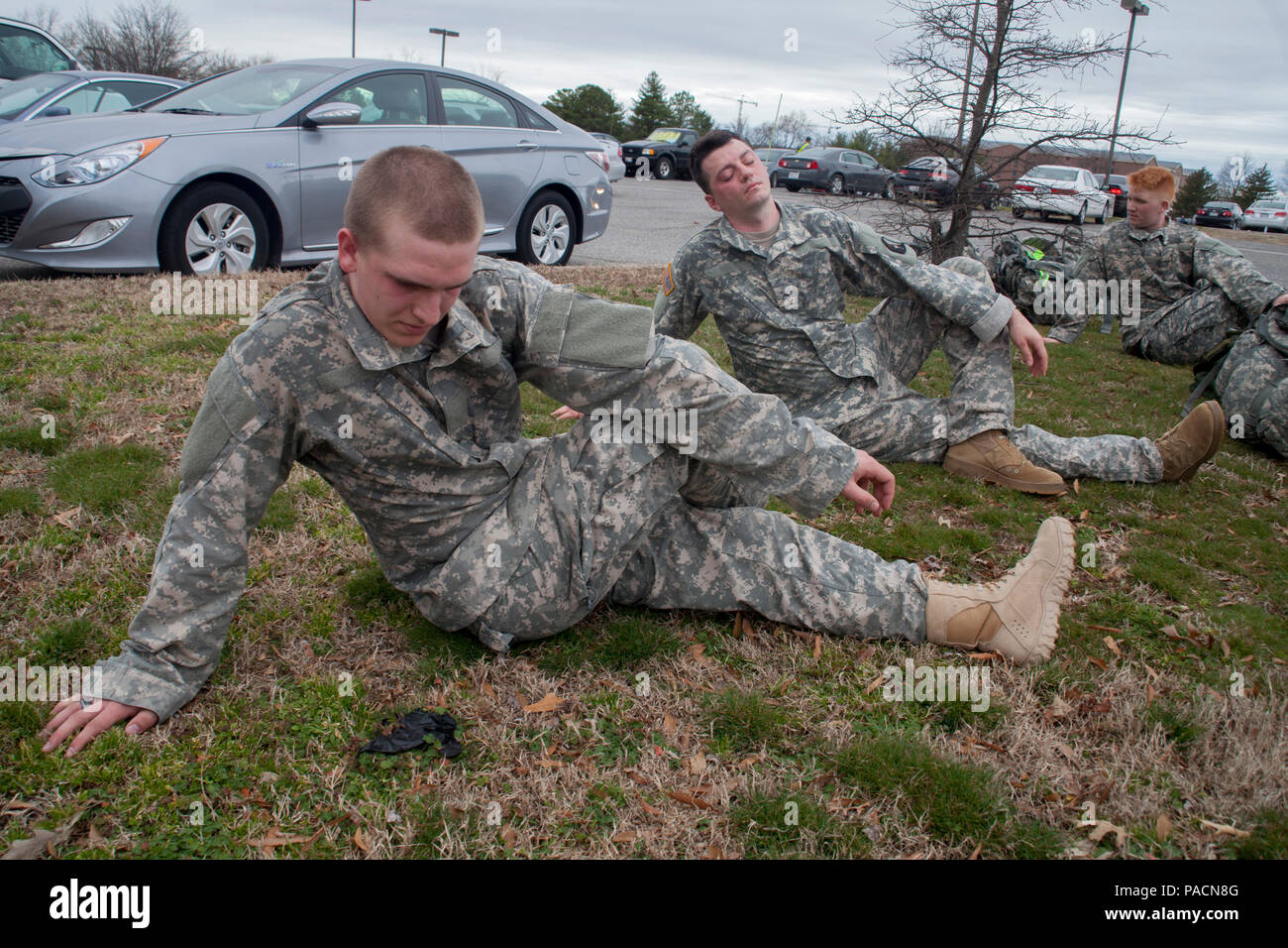 Da sinistra, U.S. Pfc dell'esercito. Alexander Holmes, PFC. Matteo Devirgilio e PFC. Alexander Branaman, combattere la Documentazione/Specialisti di produzione, assegnato al terzo plotone, 55th Signal Company (lotta contro la telecamera), condurre l'anca e retro tratto dopo un 8 miglio a piedi marzo a Fort George G. Meade, Md., 11 marzo 2016. Lo scopo di questo piede il mese di marzo è stato per preparare i soldati per un imminente training sul campo esercizio a Fort A.P. Hill, Virginia. (U.S. Foto dell'esercito da Staff Sgt. Ricardo Hernandez-Arochorilasciato) Foto Stock