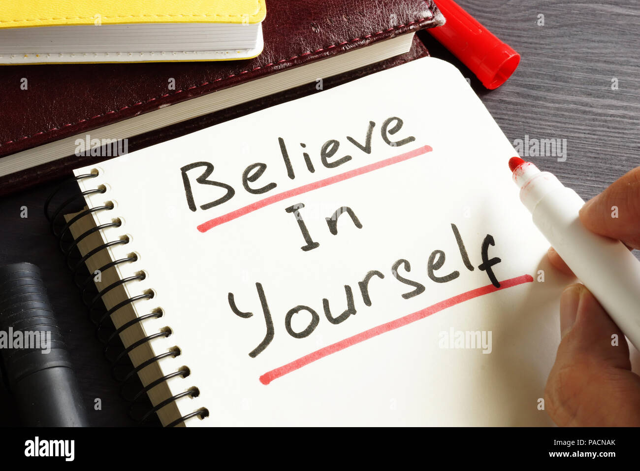 L uomo è la scrittura di credere in te stesso in una nota. La motivazione. Foto Stock