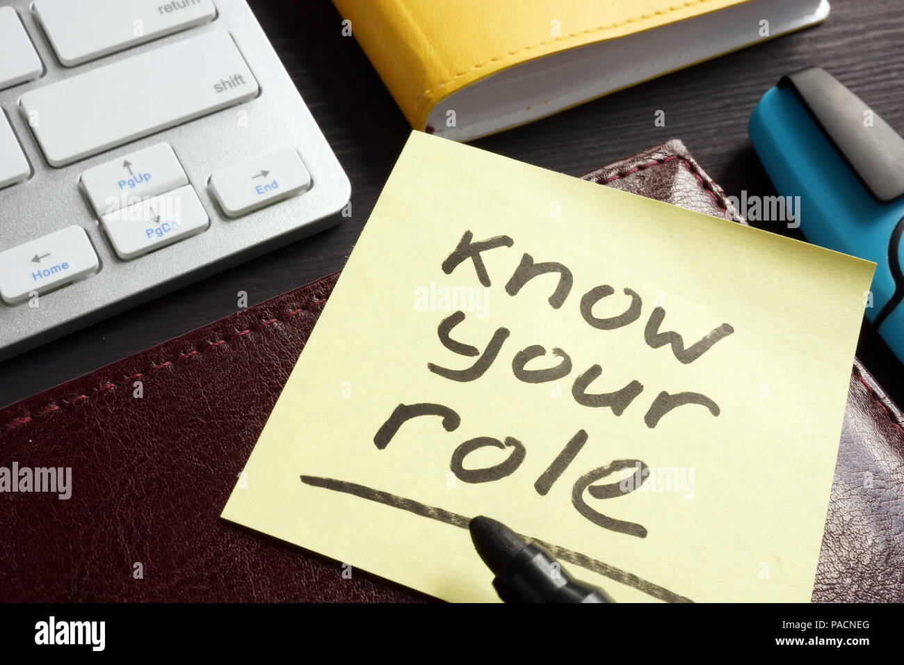 Conoscere il proprio ruolo scritto su un memo stick. Ispirazione. Foto Stock