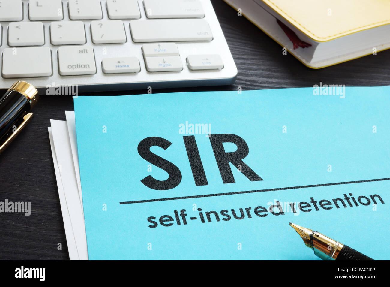 Auto-assicurato conservazione SIR assicurazione su una scrivania. Foto Stock