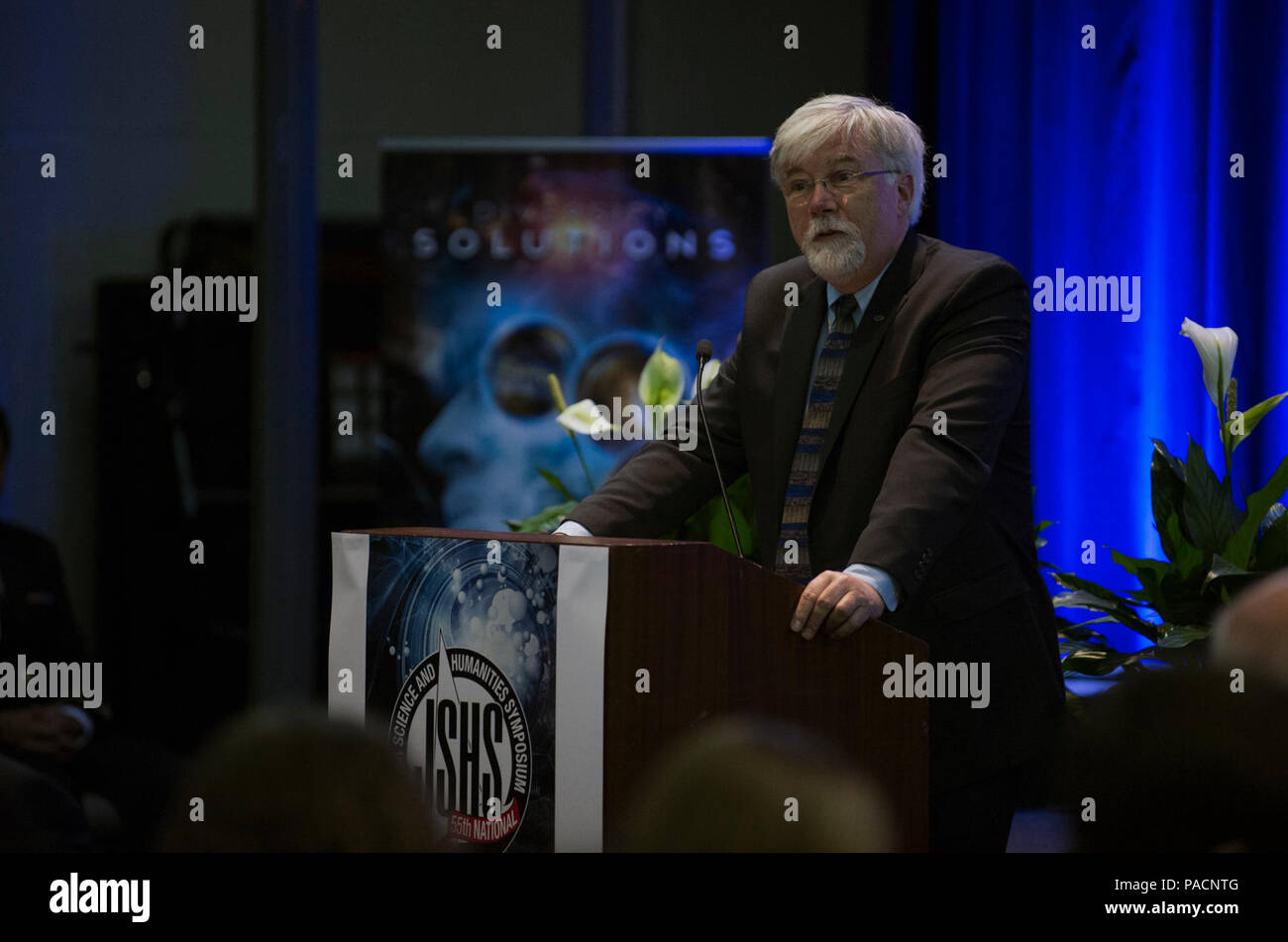 SAN DIEGO, California (Apr. 29, 2017) Dr. Walter Jones, direttore esecutivo presso l' Ufficio di ricerca navale (ONR) accoglie studenti per la cerimonia di premiazione durante la 55th Nazionali Junior Science & Humanities Symposium (JSHS) a San Diego, California. Il JSHS Nazionale è un tri-service - STATI UNITI Esercito, Marina e Air Force - programma che riunisce 230 gli studenti delle scuole superiori che si qualificano per la partecipazione per la trasmissione e la presentazione originale di ricerca scientifica papers in simposi regionali tenuti presso le università a livello nazionale. Foto Stock