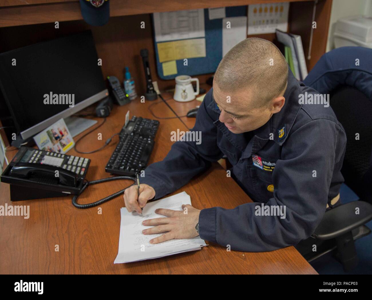 160309-N-RM689-034 Mare del Giappone (9 marzo 2016)- Amphibious dock landing ship USS Ashland (LSD 48) Comando Master Chief Gary Wise segni un comando mentorship programma dopo intervistando il mentore e allievo per assicurarsi che il partenariato sarà riuscita. Ashland è assegnato al Bonhomme Richard Expeditionary Strike gruppo e partecipa a Ssang Yong 2016, una biennale combinato esercizio anfibio progettato per potenziare l'interoperabilità e i rapporti di lavoro in una vasta gamma di operazioni militari dal rilievo di disastro a complesse operazioni expeditionary. (U.S. Foto di Marina di Massa Foto Stock