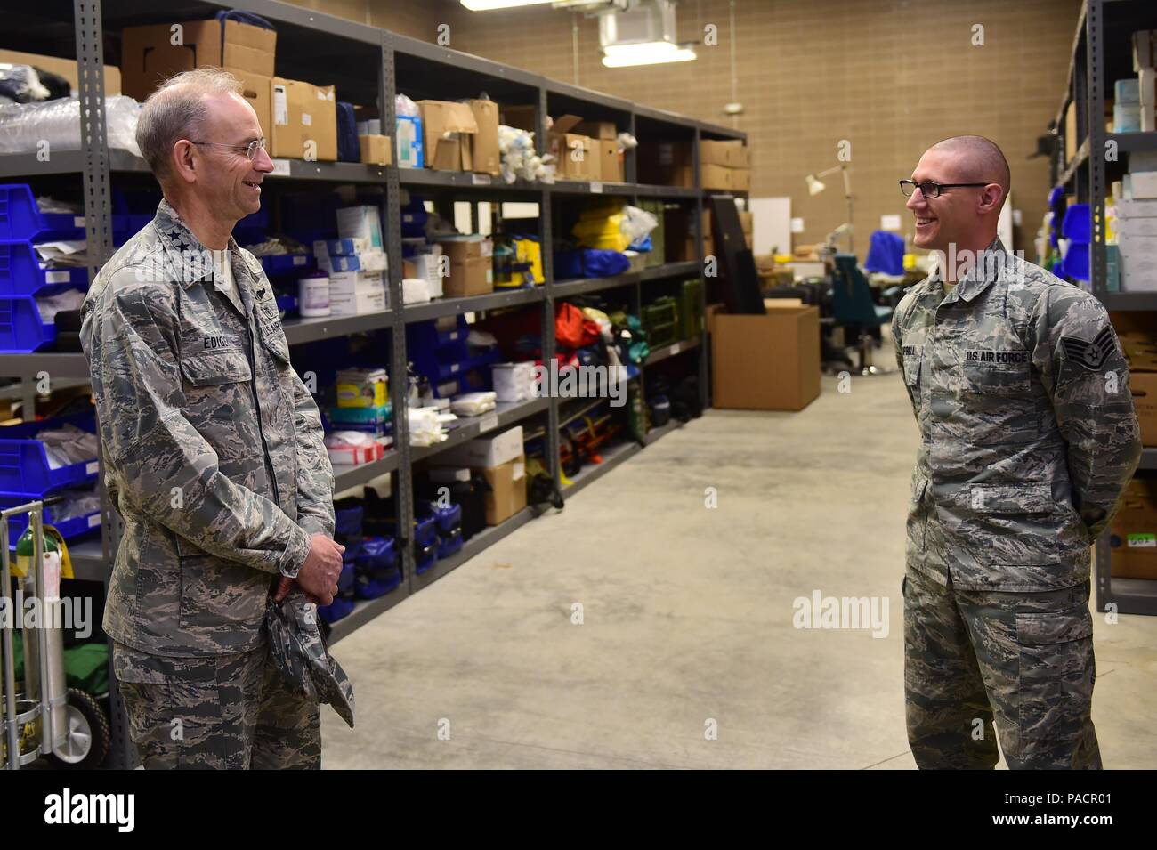 Lt. Gen. (Dr.) Mark A. Ediger, chirurgo generale della Air Force, tours il 460th gruppo medico di magazzino personale con Sgt. Michael Campbell, magazzino medico non ufficiale incaricato in carica, Marzo 18, 2016 su Buckley Air Force Base, Colo. Ediger la visita ha incluso visite guidate di strutture mediche sia su on e off base, per vedere la progressione delle modifiche alla 460th MDG. (U.S. Air Force foto di Airman 1. Classe Gabrielle Spradling/rilasciato) Foto Stock