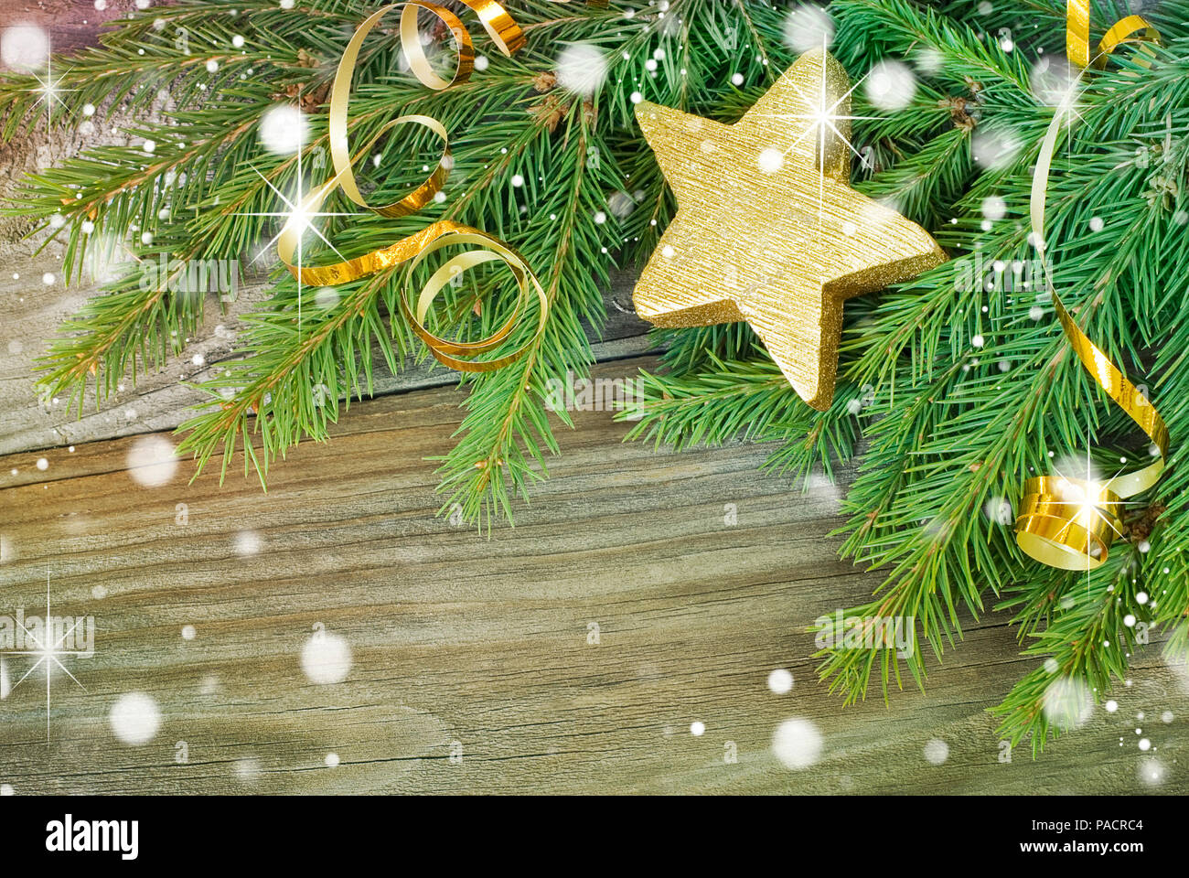 Bella composizione di Natale verde con rami di abete e decorazioni dorate sono sul vecchio sfondo di legno Foto Stock