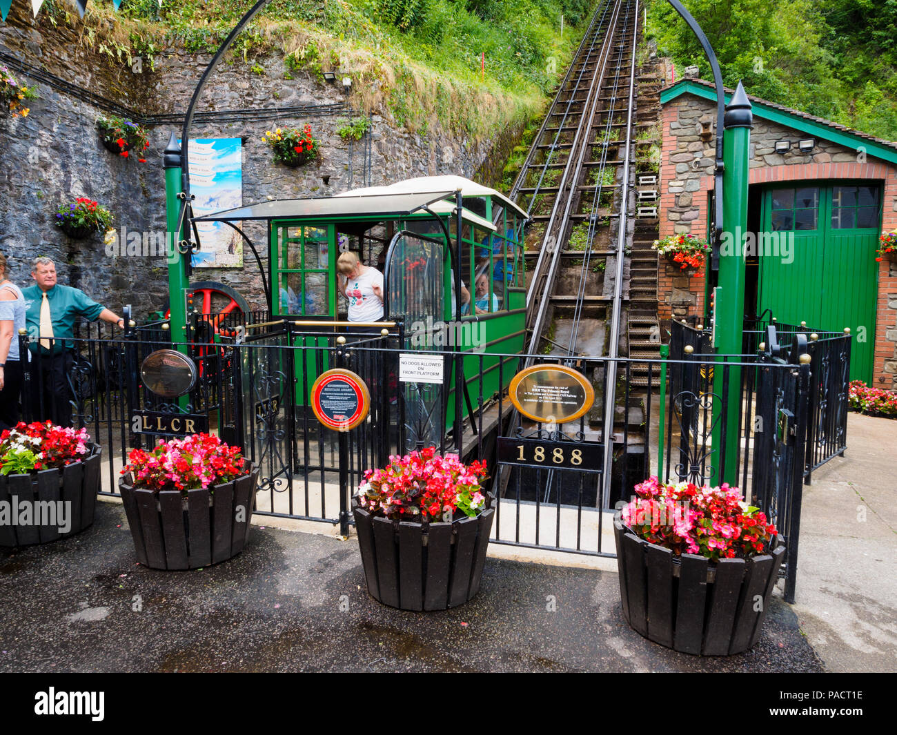 I passeggeri scendono dal Lynmouth fine del 1888 Lynton a Lynmouth cliff railway. Foto Stock