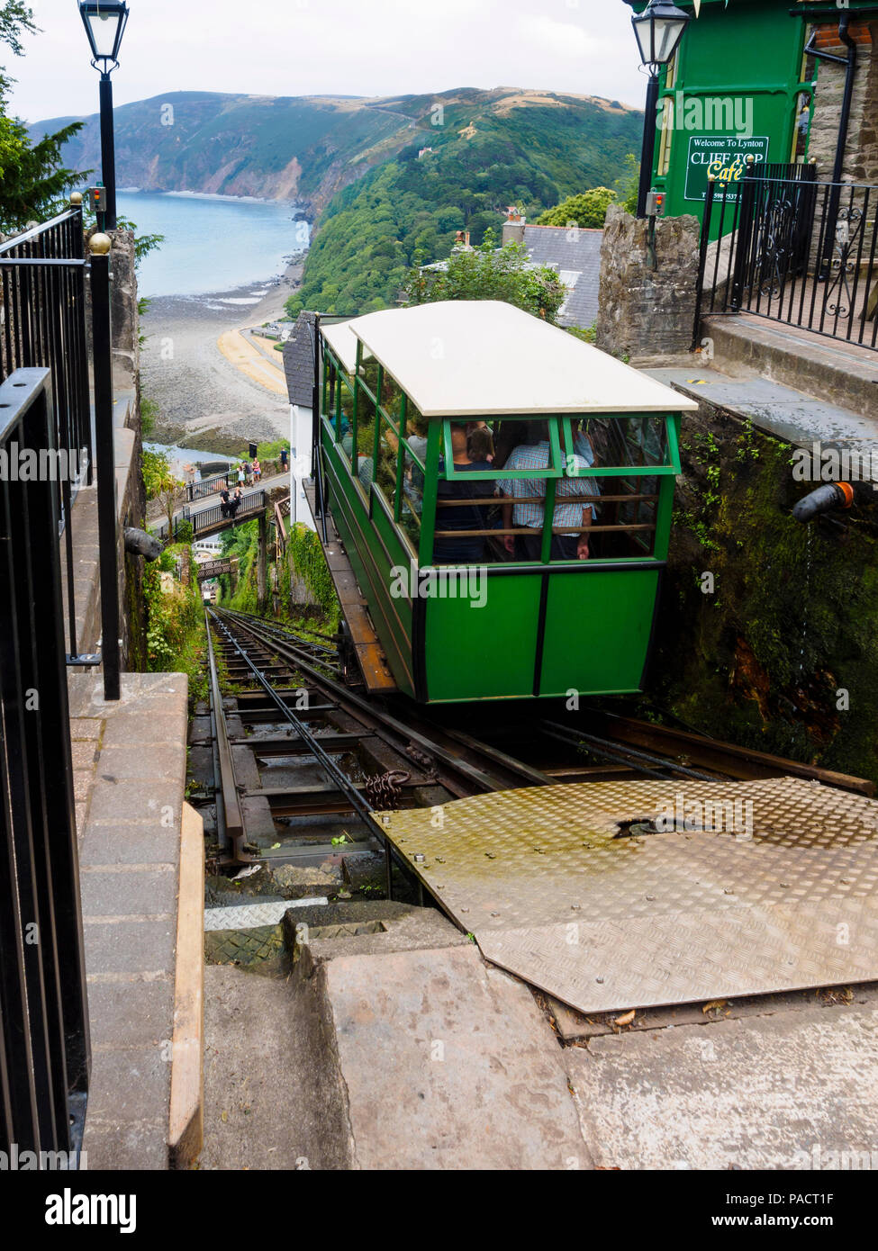 Carrello scendendo sulla 1888 Lynton a Lynmouth cliff railway. Lynmouth bay, Devon, Regno Unito in background Foto Stock