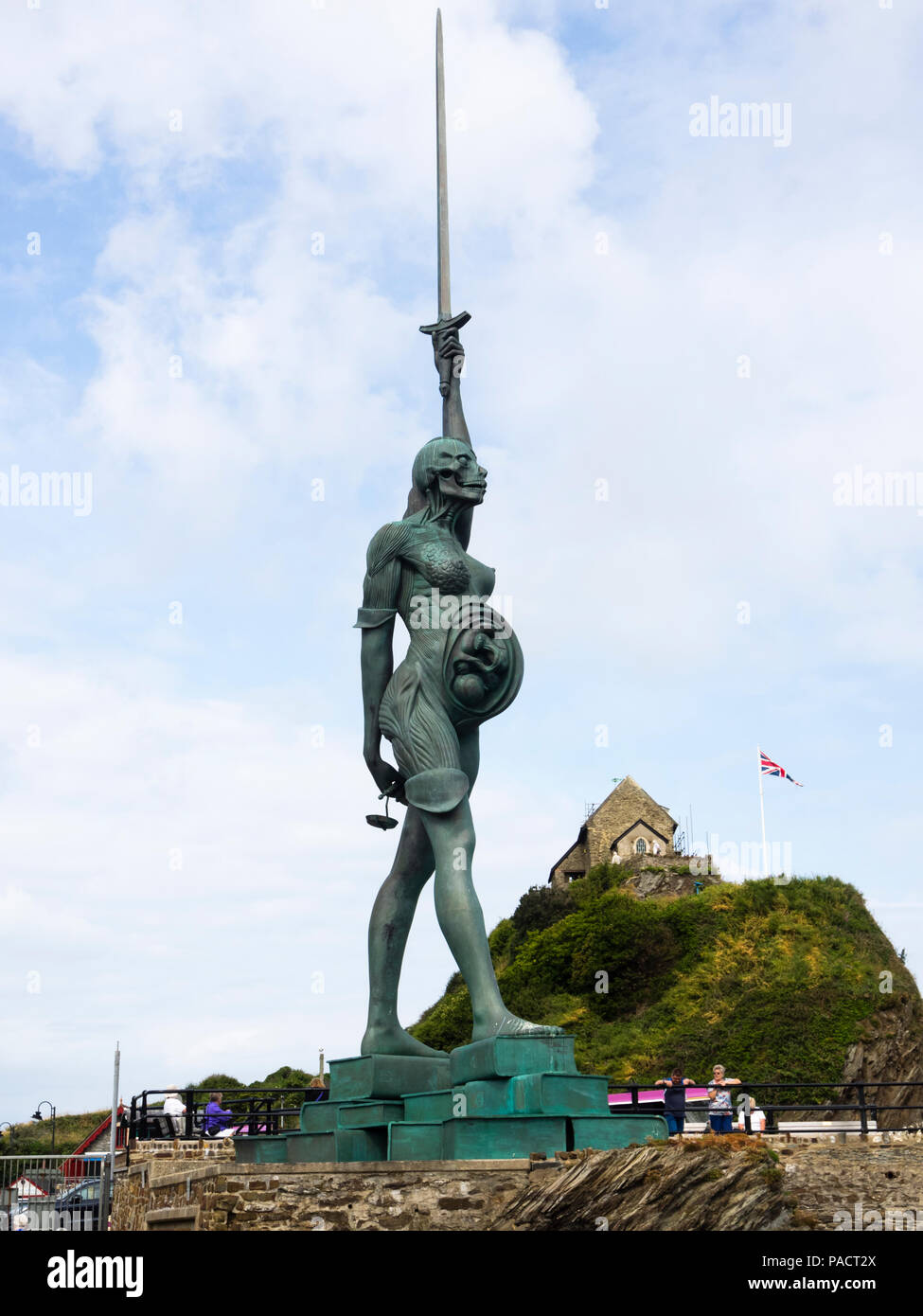Damian Hirst scultura "Verity' domina la parete del porto a Ilfracombe, North Devon, Regno Unito Foto Stock