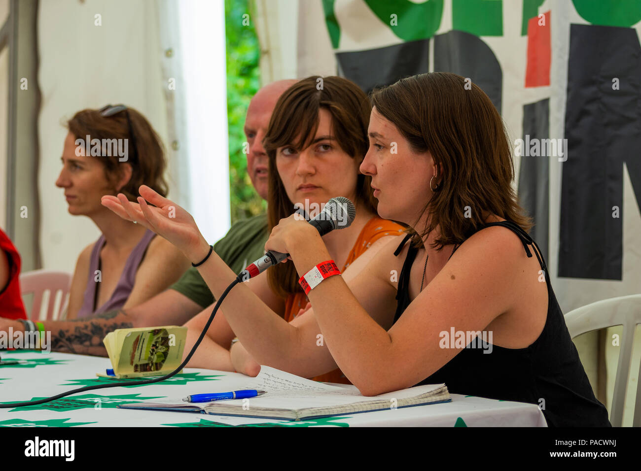 Tolpuddle, UK. Il 21 luglio 2018. Capacità folla pranzo annuale MartyrsÕ Tolpuddle Festival. Finora il tempo è stato caldo e soleggiato, diverso da un po' di pioggia il venerdì sera. La folla di guardare avanti a Jeremy Corbyn frequentando il domani. Credito: Stephen Bell/Alamy Live News. Foto Stock