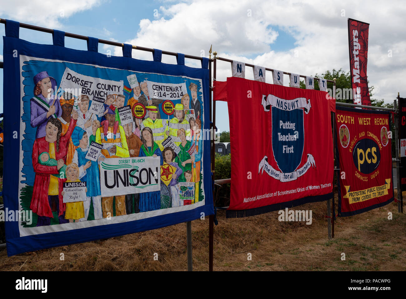 Tolpuddle, UK. Il 21 luglio 2018. Capacità folla pranzo annuale MartyrsÕ Tolpuddle Festival. Finora il tempo è stato caldo e soleggiato, diverso da un po' di pioggia il venerdì sera. La folla di guardare avanti a Jeremy Corbyn frequentando il domani. Credito: Stephen Bell/Alamy Live News. Foto Stock