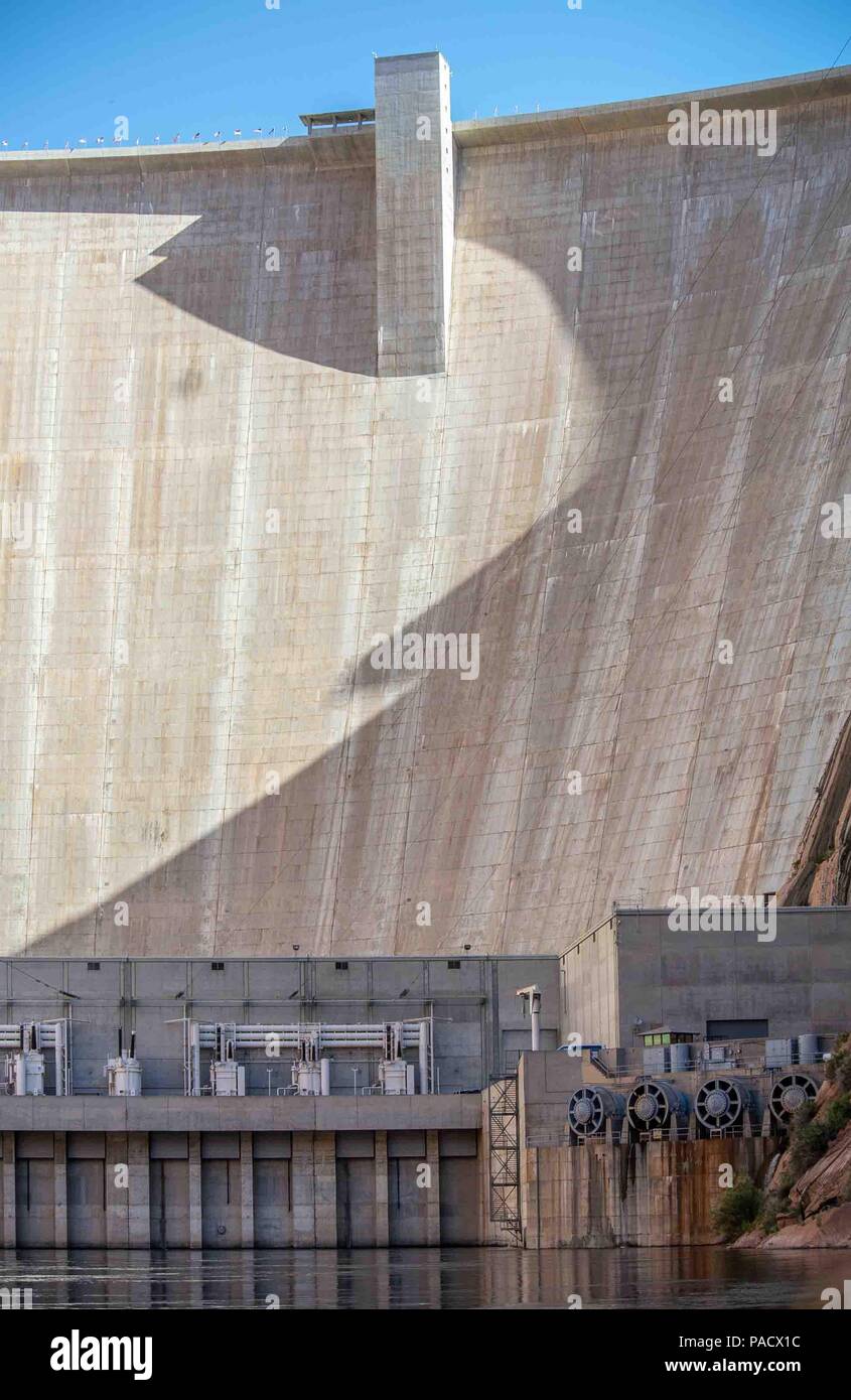 In Arizona, Stati Uniti d'America. Il 1 giugno, 2018. Il Glen Canyon Dam in close-up fotografie dal Lago Powell in Northern Arizona. Il 710-piede (220 m) Alta Diga, costruito da parte del governo degli STATI UNITI Ufficio di presidenza di bonifica, formata sul Lago Powell, uno dei più grandi man-made serbatoi negli Stati Uniti ed è stato nominato per il Glen Canyon, una serie di profonde gole di arenaria ora inondato dal serbatoio. Si tratta di una popolare tappa turistica. Credito: Arnold Drapkin/ZUMA filo/Alamy Live News Foto Stock