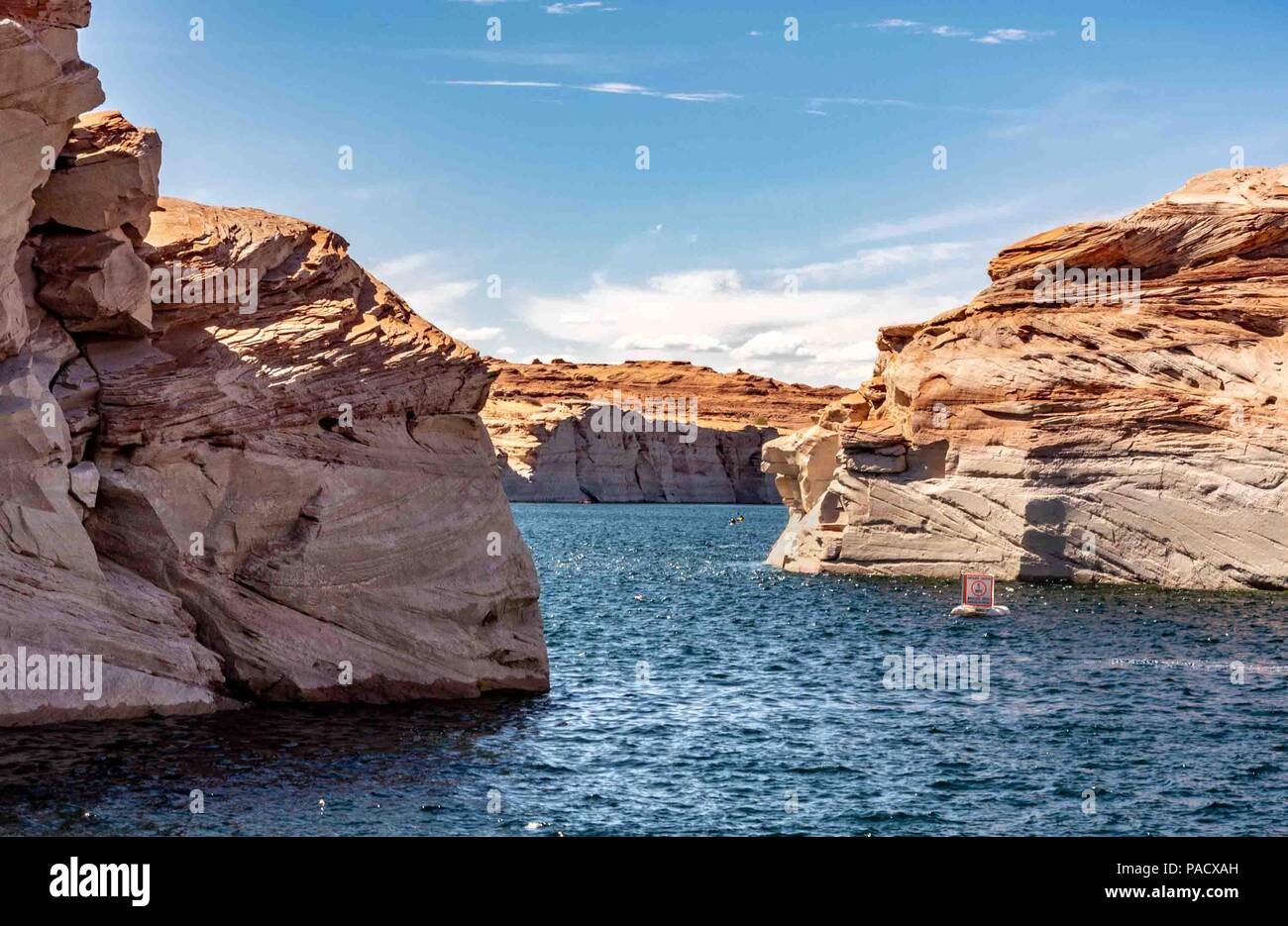 In Arizona, Stati Uniti d'America. 31 Maggio, 2018. Una boa cautioning 5 mph velocità wakeless segna l'entrata dal lago Powell in curva, colorato, strette Antelope Canyon con le sue torreggianti arenaria Navajo di formazioni geologiche. Con il rosso e arancio bruciato rocce, alcune centinaia di metri di altezza, è un alto-walled braccio laterale del Lago Powell e uno dei preferiti di attrazione turistica. Credito: Arnold Drapkin/ZUMA filo/Alamy Live News Foto Stock