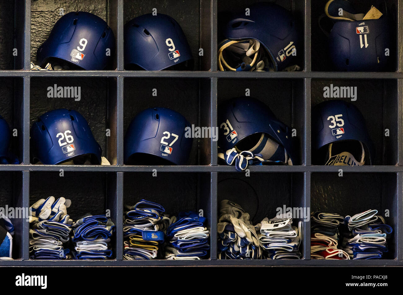 Milwaukee, WI, Stati Uniti d'America. Il 20 luglio, 2018. Il Los Angeles Dodgers casco rack prima della Major League Baseball gioco tra il Milwaukee Brewers e il Los Angles Dodgers a Miller Park di Milwaukee, WI. John Fisher/CSM/Alamy Live News Foto Stock