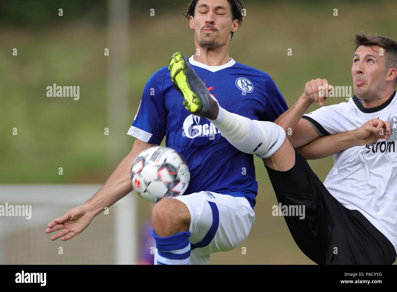 Mangiare, Deutschland. 21 Luglio, 2018. firo: 21.07.2018, calcio, 1.Bundesliga, stagione 2018/2019, amichevole, SW Essen - FC Schalke 04 Benjamin STAMBOULI, Schalke, duelli | Credit: dpa/Alamy Live News Foto Stock