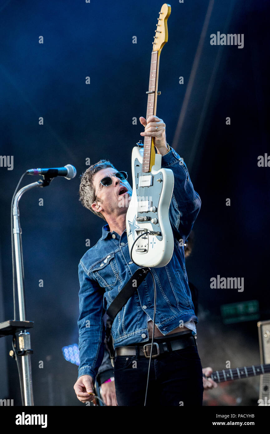 Noel Gallagher si esibisce dal vivo sul palco con Noel Gallagher High flying volatili presso il tracciafile festival di Sheffield, UK, 2018. Foto Stock