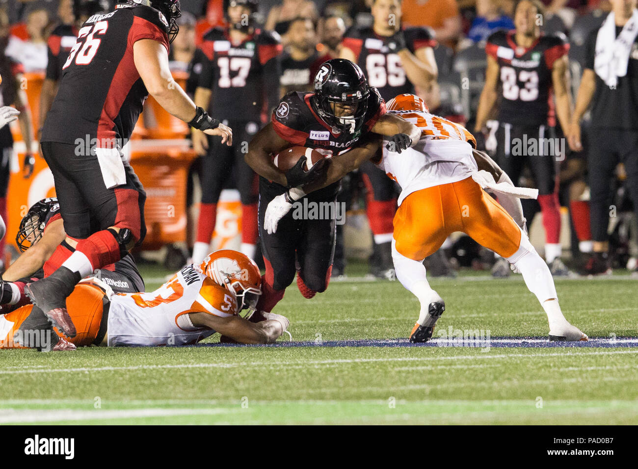 Ottawa, Canada. Il 20 luglio, 2018. Ottawa Redblacks running back William Powell (29) corre tra BC Lions difensori della Giordania Herdman (53) e Bo Lokombo (20) durante il CFL gioco tra il BC Lions e Ottawa Redblacks a TD Place Stadium di Ottawa in Canada. Ottawa ha vinto da un punteggio di 29-25. Daniel Lea/CSM/Alamy Live News Foto Stock