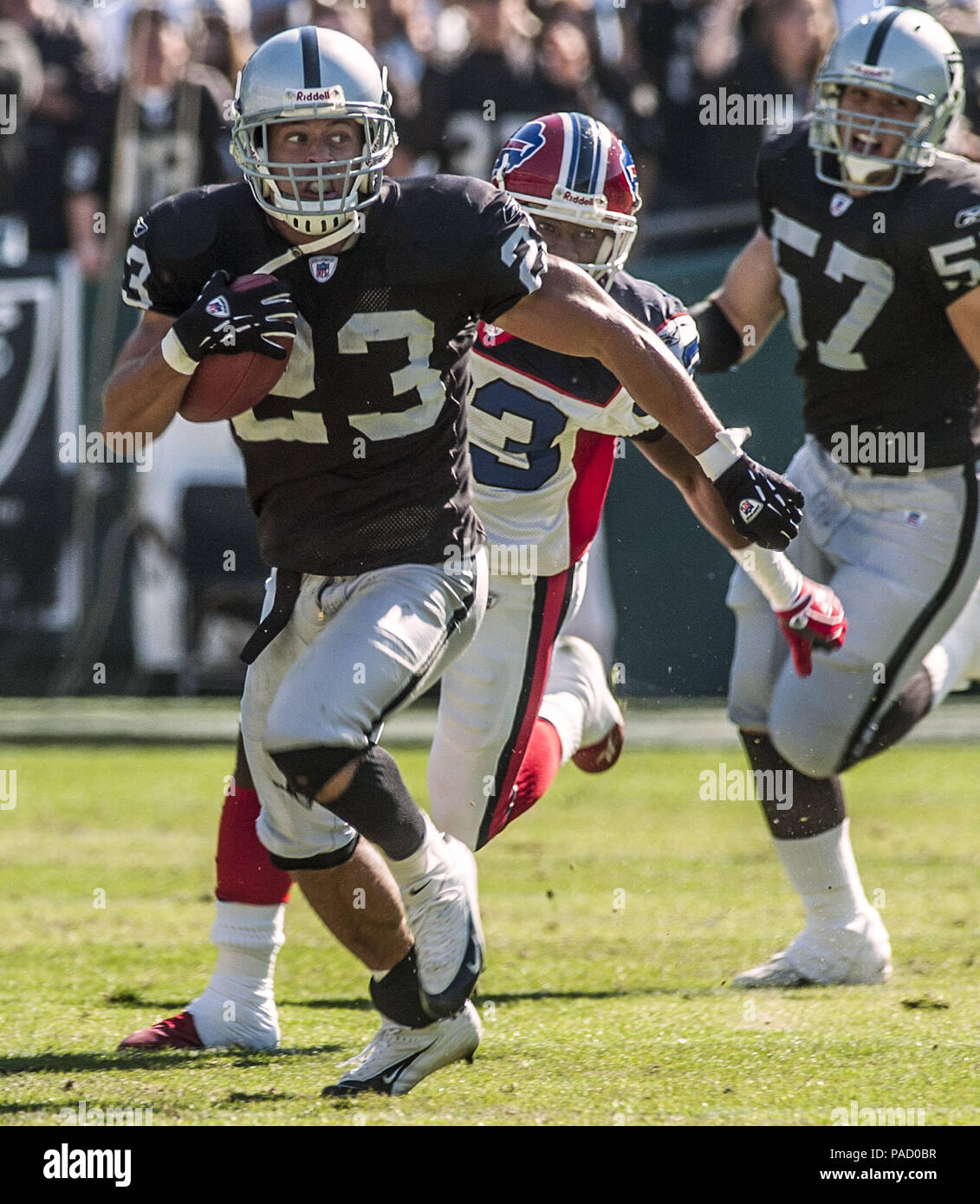 Oakland, la California, Stati Uniti d'America. 23 ott 2005. Oakland Raiders defensive back Chris Carr (23) Domenica, 23 ottobre 2005, a Oakland, in California. I raider hanno sconfitto le bollette 38-17. Credito: Al di Golub/ZUMA filo/Alamy Live News Foto Stock