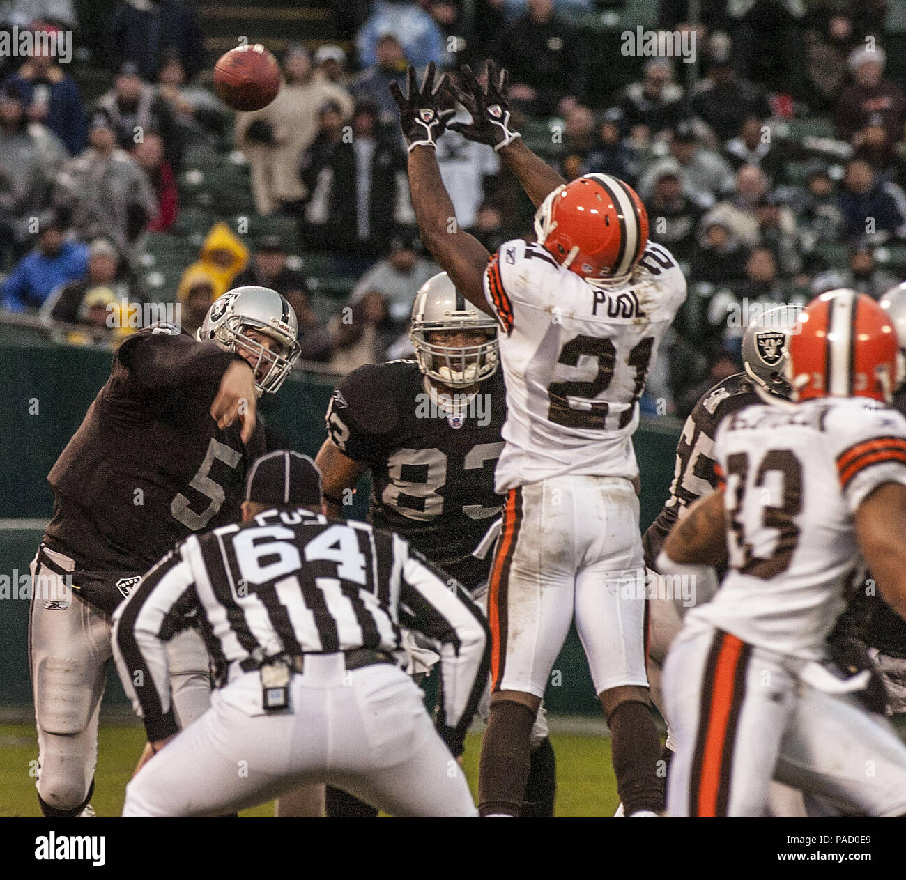 Oakland, la California, Stati Uniti d'America. Xviii Dicembre, 2005. Cleveland Browns defensive back Brodney Pool (21) giunchi Oakland Raiders quarterback Kerry Collins (5) Domenica, 18 dicembre 2005, a Oakland, in California. Il Browns sconfitto i raider 9-7. Credito: Al di Golub/ZUMA filo/Alamy Live News Foto Stock