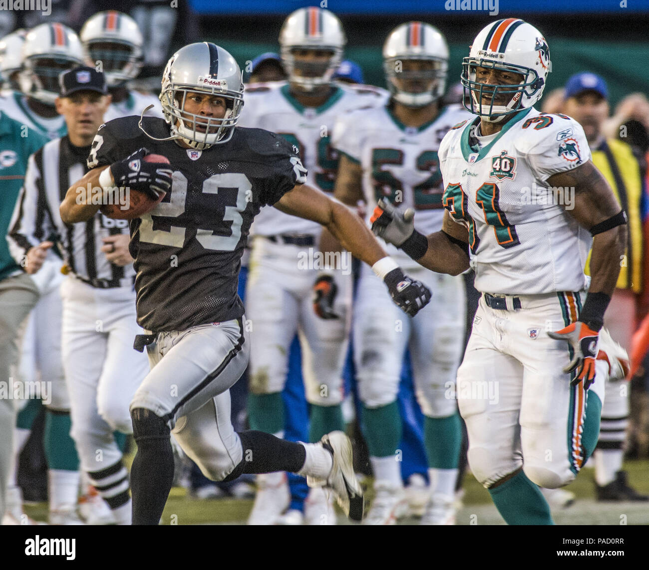 Oakland, la California, Stati Uniti d'America. 27 Nov, 2005. Oakland Raiders defensive back Chris Carr (23) Domenica, 27 novembre 2005, a Oakland, in California. I Delfini sconfitti i raider 33-21. Credito: Al di Golub/ZUMA filo/Alamy Live News Foto Stock