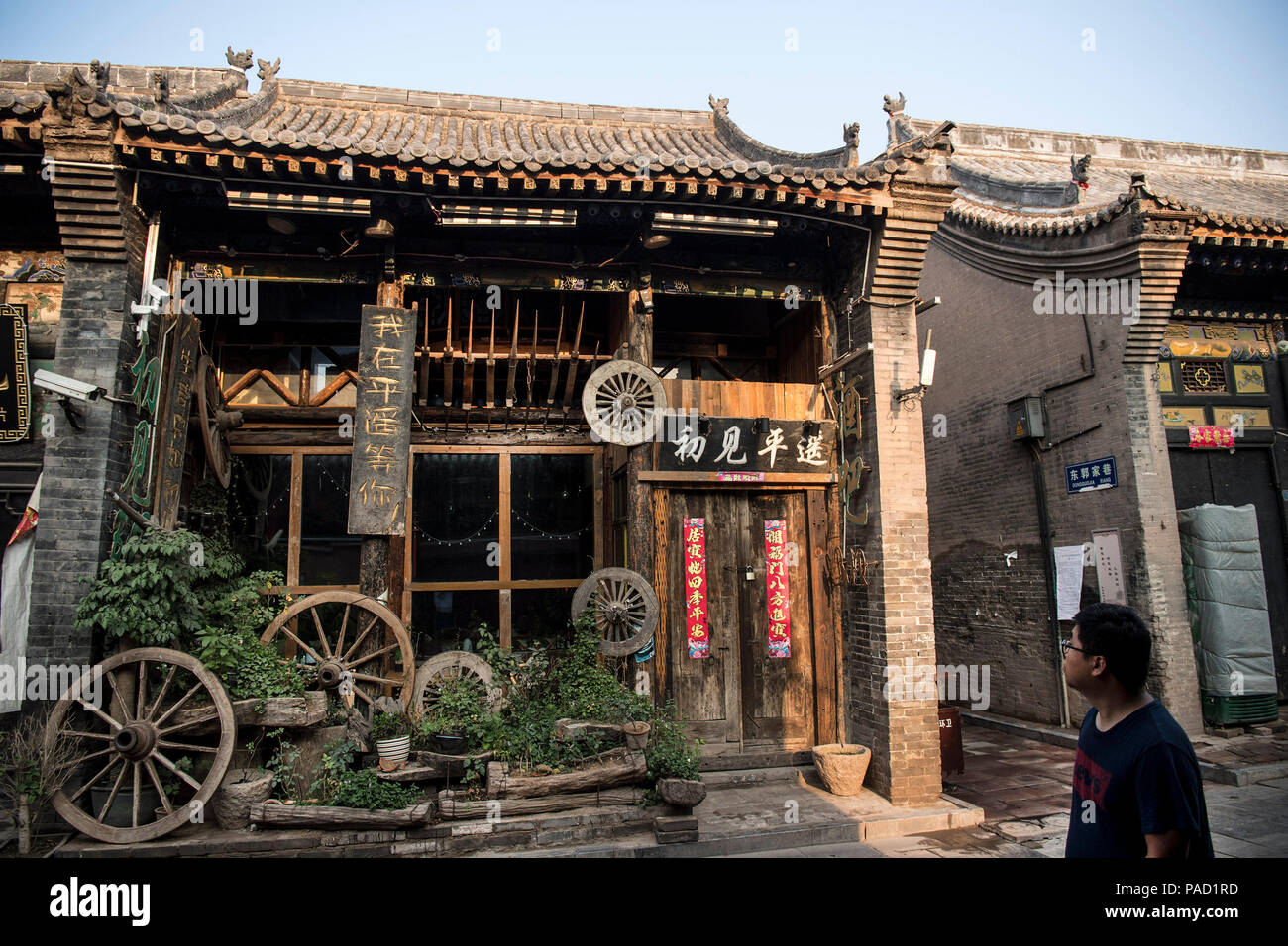 Di Pingyao cinese nella provincia di Shanxi. Il 20 luglio, 2018. Una visita turistica di Pingyao, nel nord della Cina di nella provincia di Shanxi, 20 luglio 2018. Di Pingyao è un'attrazione turistica si trova a circa 600 chilometri a sud-ovest di Pechino, capitale della Cina, con una storia che risale circa 2.700 anni. Il suo centro storico è famoso per il suo ben conservato le mura della città ed è stato aggiunto al sito Patrimonio Mondiale dell'UNESCO elenco nel 1997. Credito: Liu Lianfen/Xinhua/Alamy Live News Foto Stock