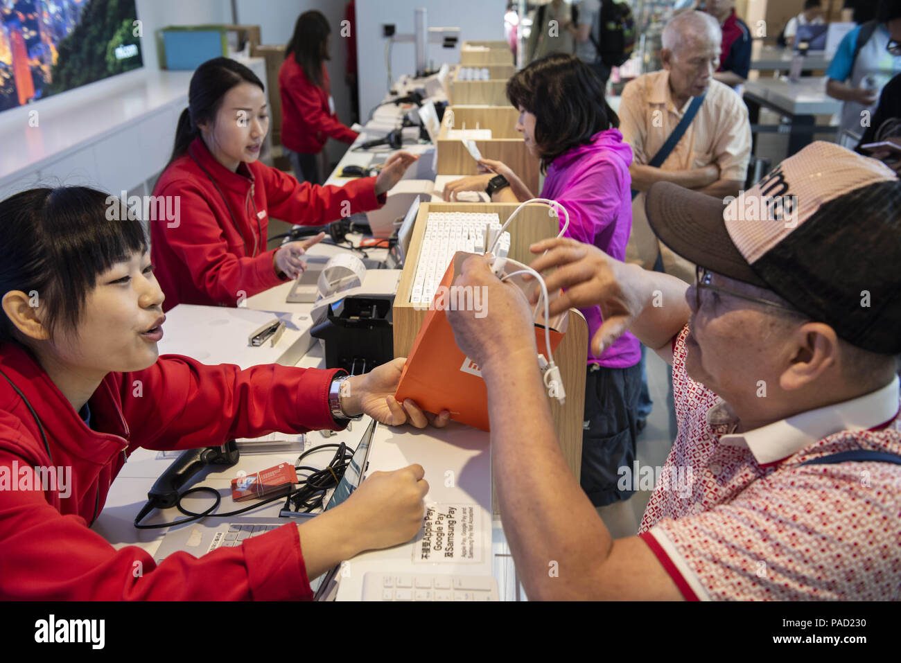 Kowloon, Hong Kong. Il 20 luglio, 2018. I clienti visto cinese di acquisto tecnologia multinazionale azienda prodotti Xiaomi a sua flagship store a Mong Kok, Hong Kong. Credito: Miguel Candela/SOPA Immagini/ZUMA filo/Alamy Live News Foto Stock