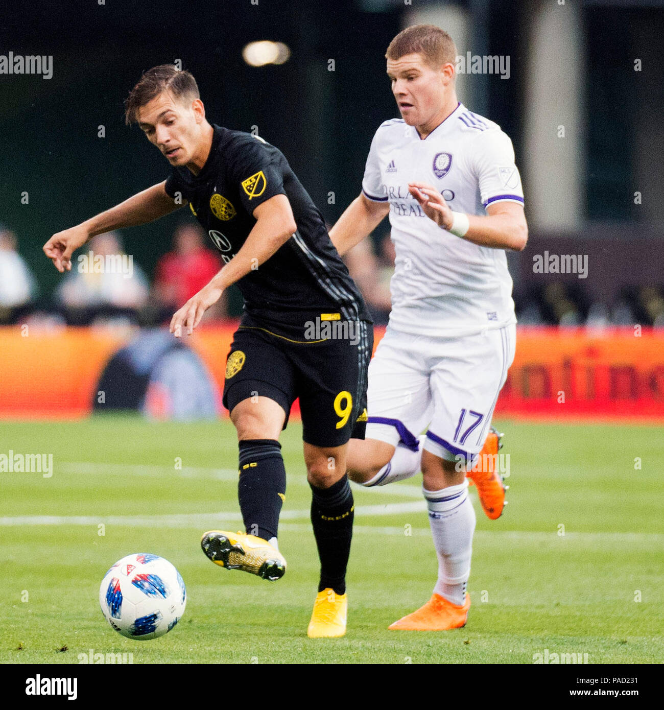 Columbus, Stati Uniti d'America. Il 21 luglio 2018. Columbus Crew SC inoltra Pedro Santos (9) gestisce la sfera contro la città di Orlando avanti Chris Mueller (17) nel loro gioco in Columbus. Brent Clark/CSM/Alamy Live News Foto Stock