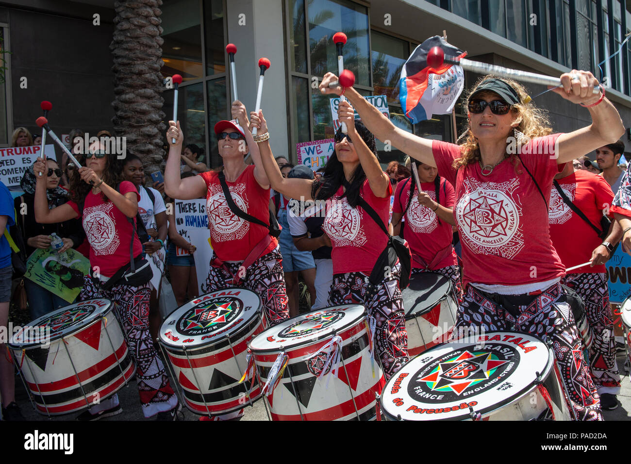 Los Angeles, Stati Uniti d'America. Il 21 luglio 2018. Le famiglie appartengono insieme Marzo e ghiaccio (immigrazione e dogane esecuzione protesta a Los Angeles, la California il 21 luglio 2018. Una banda percusion mantenendo rhytim durante il mese di marzo in occasione delle proteste. Nonostante la fine delle separazioni familiari presso di noi le frontiere molti bambini che erano stati portati via dai loro genitori non sono ancora ri-uniti con le loro famiglie. Credito: Aydin Palabiyikoglu Credito: Aydin Palabiyikoglu/Alamy Live News Foto Stock