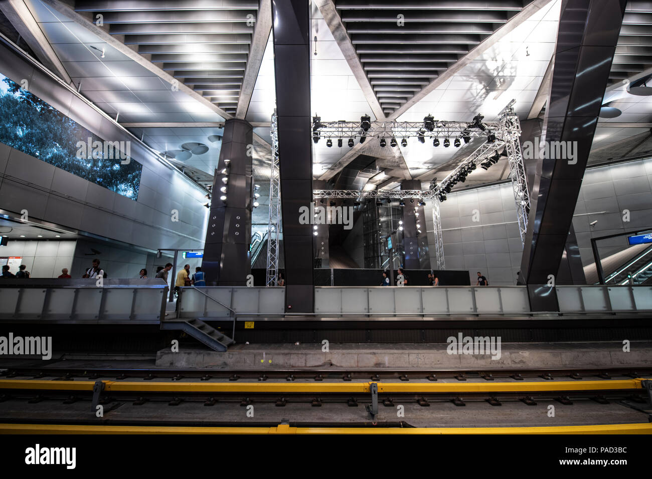 Amsterdam, Paesi Bassi. Il 21 luglio 2018. Nuova linea metropolitana aperta. Il Noord-Zuidlijn Lijn (52) dispone di 6 stazioni, e è 9,7 chilometri e ha preso 16 anni a costruire per un prezzo di poco più di 3 miliardo di euro. Sabato 21 Luglio il pubblico potrebbe prendere un giro libero e circa 60.000 passeggeri ha colto l'occasione. Credito: Arttext/Alamy Live News Foto Stock