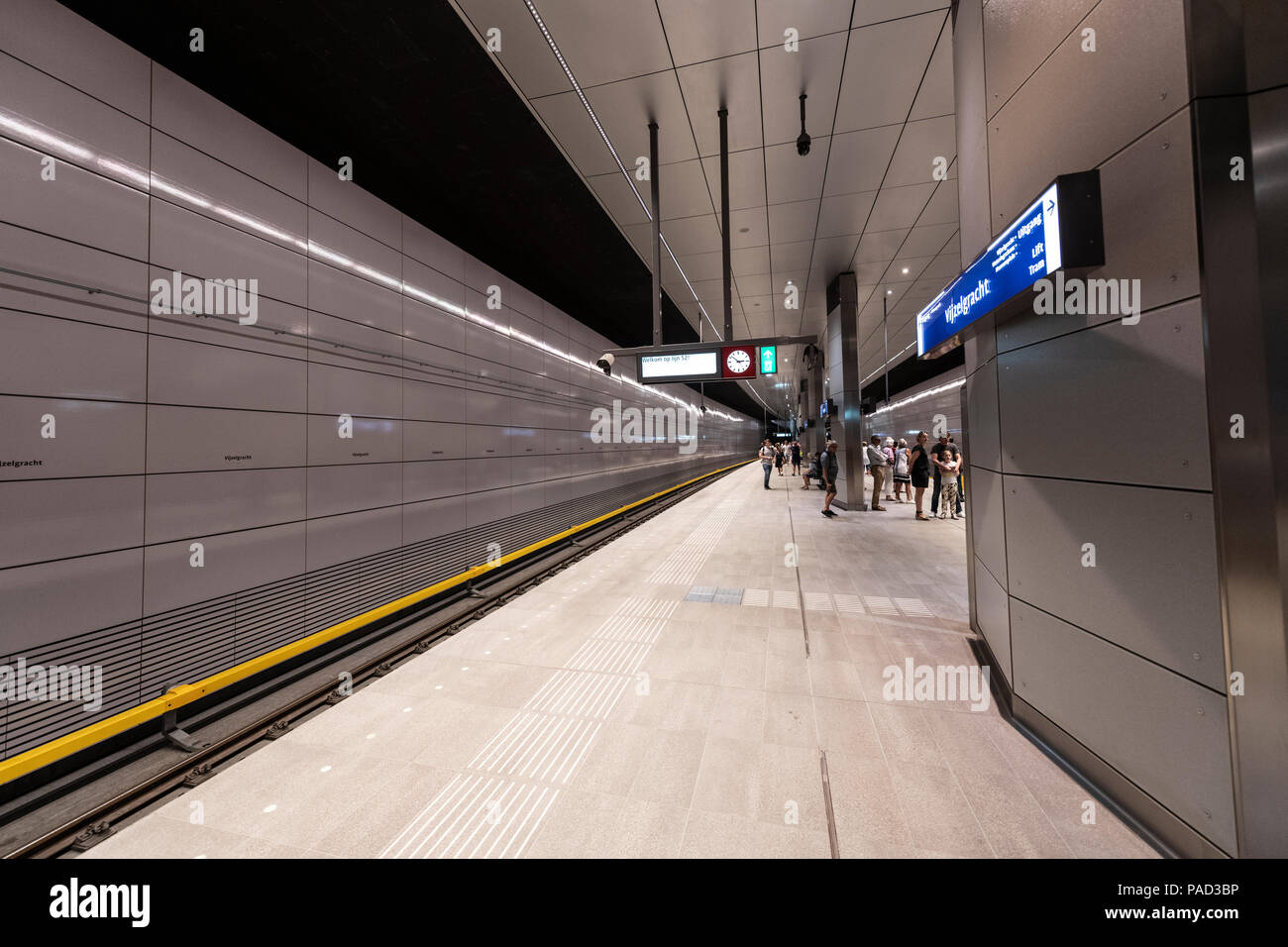 Amsterdam, Paesi Bassi. Il 21 luglio 2018. Nuova linea metropolitana aperta. Il Noord-Zuidlijn Lijn (52) dispone di 6 stazioni, e è 9,7 chilometri e ha preso 16 anni a costruire per un prezzo di poco più di 3 miliardo di euro. Sabato 21 Luglio il pubblico potrebbe prendere un giro libero e circa 60.000 passeggeri ha colto l'occasione. Credito: Arttext/Alamy Live News Foto Stock