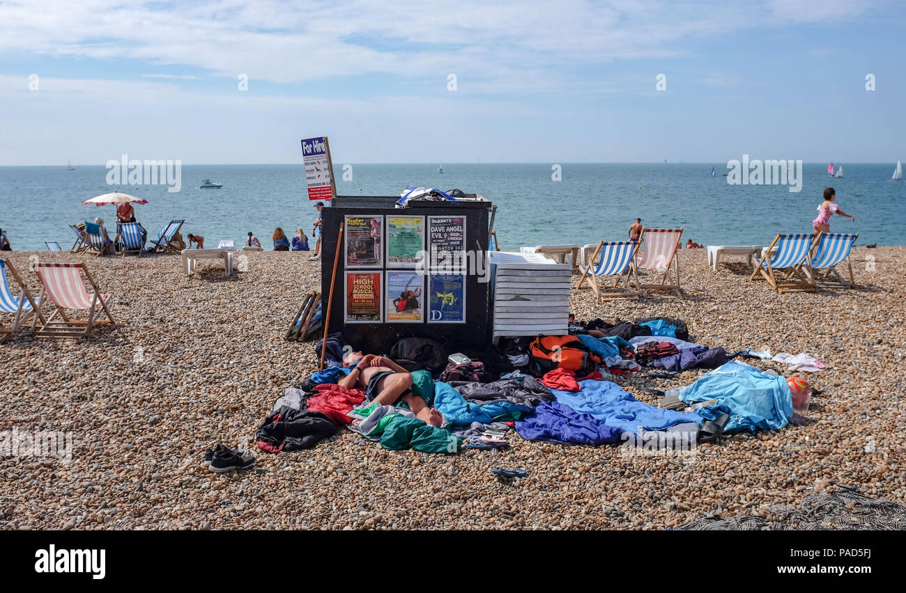 Brighton Regno Unito 22 luglio 2018 - sembra che alcuni hanno deciso di dormire fuori sulla spiaggia di Brighton tutta la notte come la canicola meteo continua per tutta la parti della Gran Bretagna Credito: Simon Dack/Alamy Live News Credito: Simon Dack/Alamy Live News Foto Stock