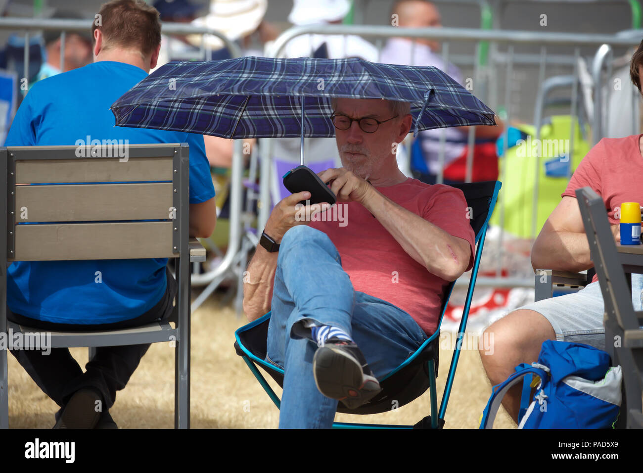 Farnborough, Regno Unito. 22 Luglio 2018.Da ultimo giorno di Farnborough Airshow internazionale 2018 attrae sempre più ingenti folle nonostante il caldo come vari piani, vecchio e nuovo alla volta dei cieli compresi sempre popolare frecce rosse e Battle of Britain Memorial Flight.Credit: Keith Larby/Alamy Live News Foto Stock