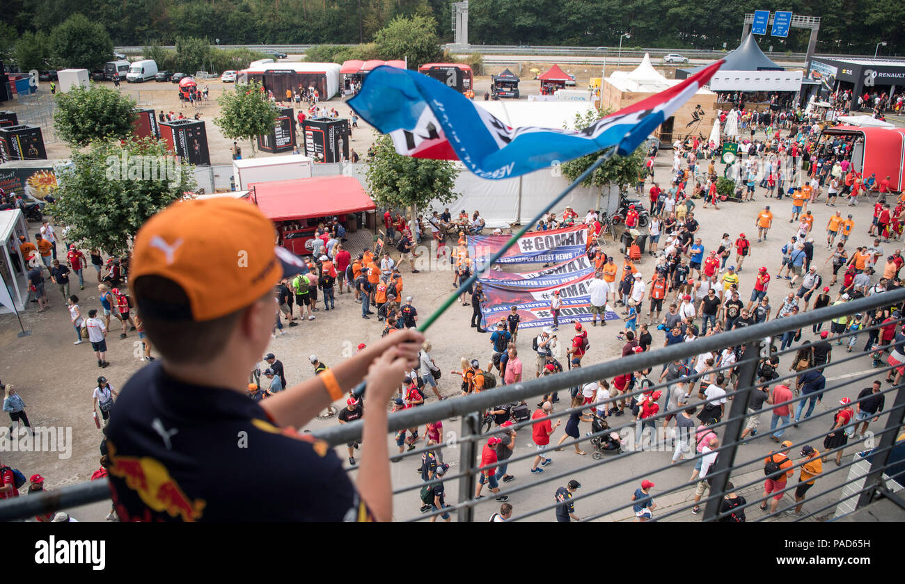 Germania, Hockenheim. 22 Luglio, 2018. Motorsport, il campionato del mondo di Formula Uno, il Gran Premio di Germania. Un fan della Formula 1 driver Verstappen dai Paesi Bassi dalla Aston Martin del team Red Bull Racing padelle una bandiera mentre altri tifosi tenere banner qui sotto. Credito: Sebastian Gollnow/dpa/Alamy Live News Foto Stock