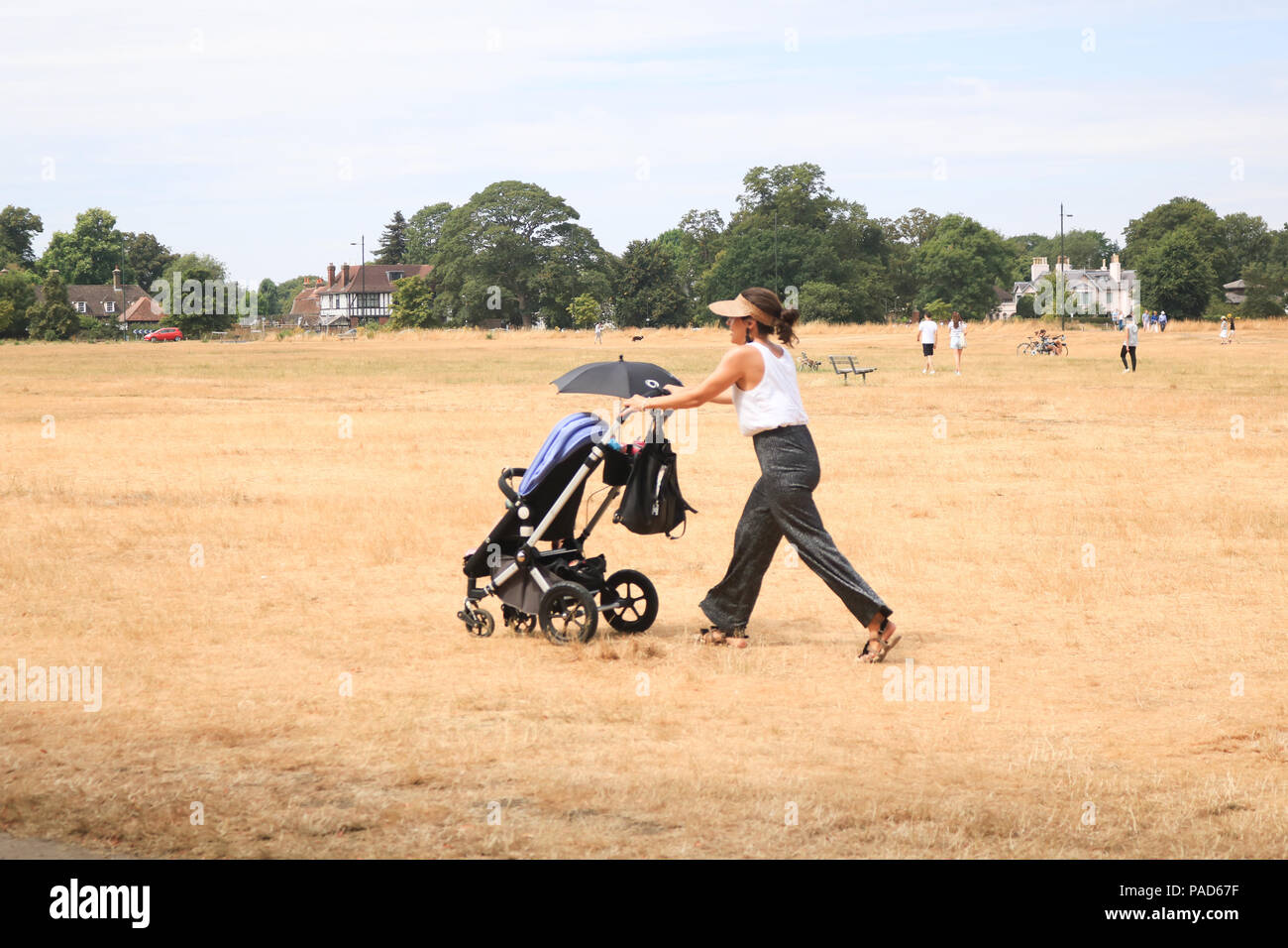 Londra REGNO UNITO. Il 22 luglio 2018 . La gente a piedi sul bruciato erba secca su Wimbledon Common a Londra, causata da un prolungato canicola estiva e il periodo secco in gran parte del sud dell'Inghilterra. Credito: amer ghazzal/Alamy Live News Foto Stock