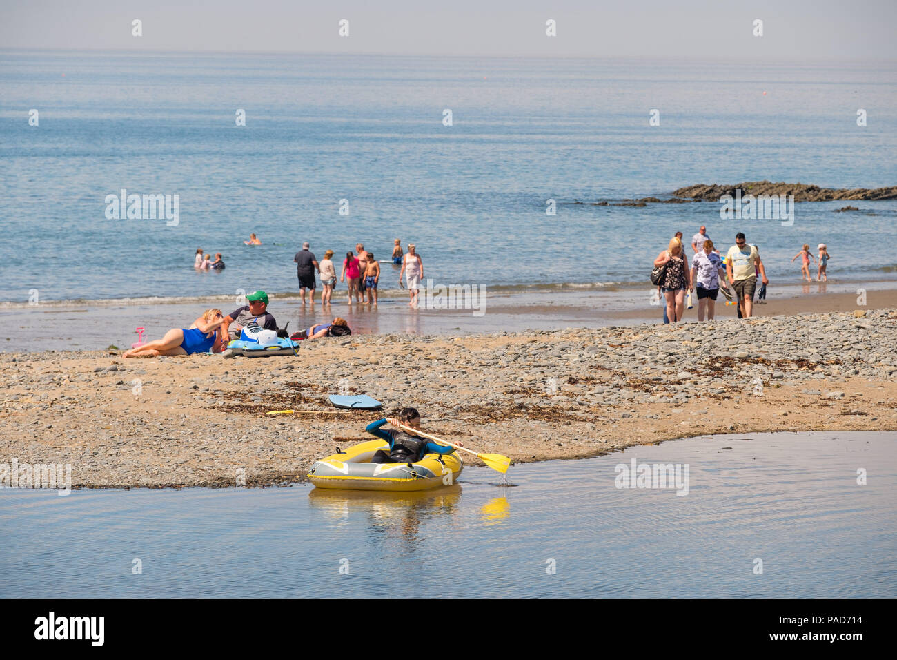 Clarach Bay, Wales UK, domenica 22 luglio 2018 UK Meteo: gente che si diverte sulla spiaggia di Clarach Bay vicino a Aberystwyth su un gloriosamente soleggiata domenica pomeriggio nel Galles occidentale. Il Regno Unito vasta ondata di caldo continua senza tregua dal clima assai secco e le temperature sono prevista supera 30ºC di nuovo entro la fine della settimana Photo credit: Keith Morris / Alamy Live News Foto Stock