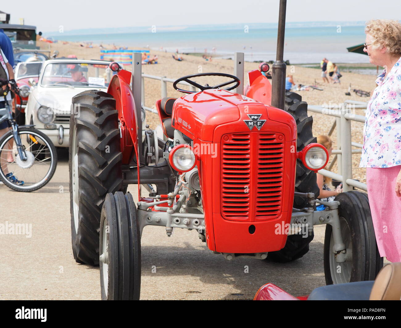 Cattedrale sul mare, Kent, Regno Unito. 22 Luglio, 2018. Minster sulla passeggiata a mare è stata rivestita con una grande esposizione di auto classiche in un caldo e umido soleggiata domenica. Credito: James Bell/Alamy Live News Foto Stock