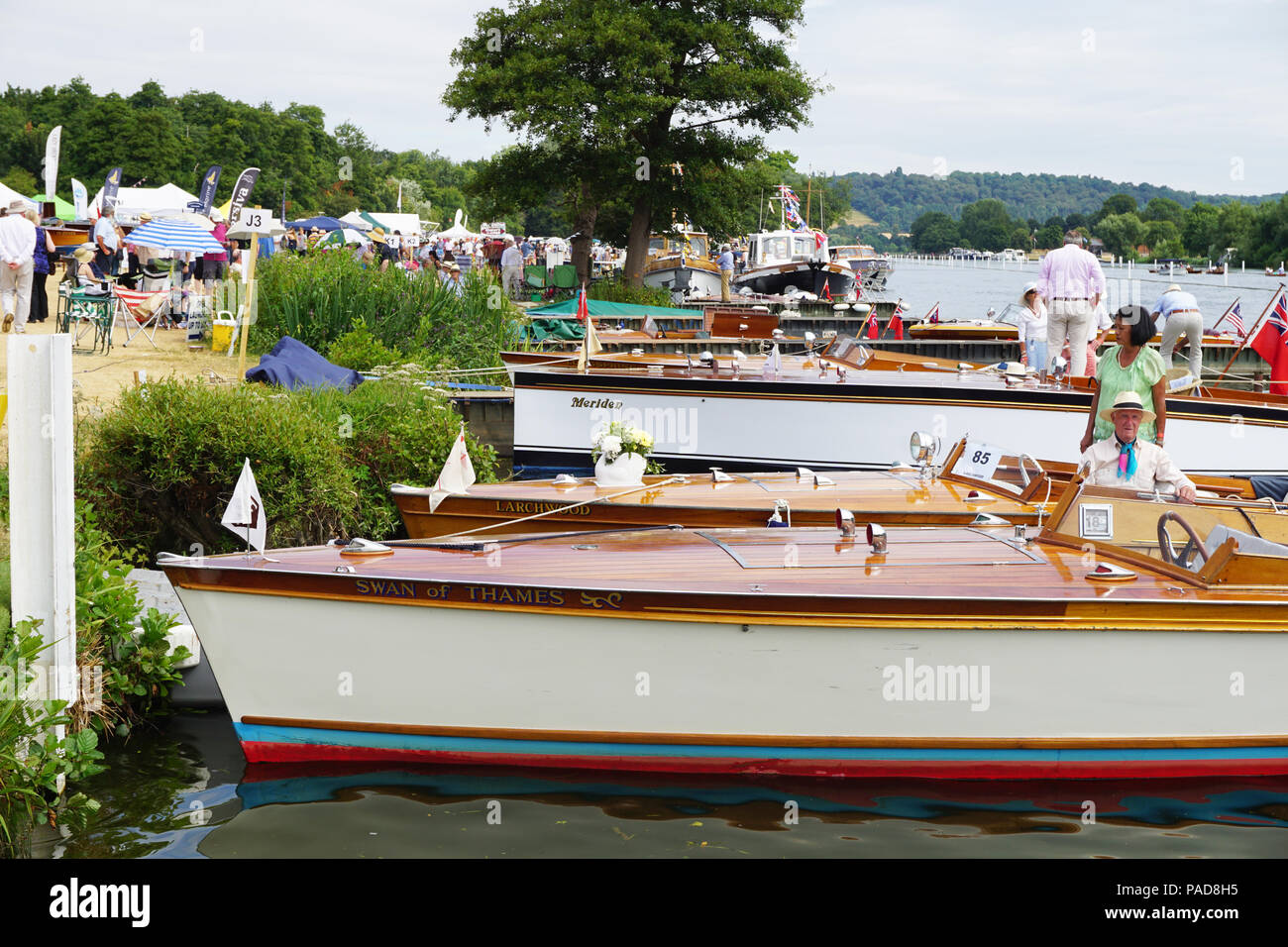 Henley, UK. 22 Luglio, 2018. Visitatori goduto di una giornata di sole presso l'annuale e tradizionale boat rally a Henley-on-Thames, Oxfordshire, Regno Unito. Classic barche, alcuni dei quali risalgono a prima della guerra, che potrebbe essere visto in tutta la loro gloria sul fiume Tamigi. Credito: Uwe Deffner/Alamy Live News Foto Stock