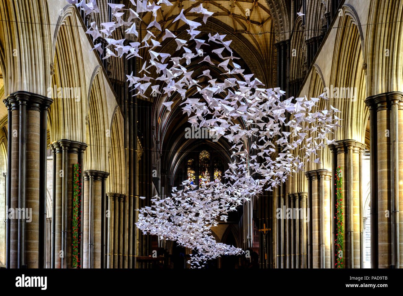 Salisbury, Regno Unito. 22 luglio 2018 l'ultimo giorno dell'arte exhitbition. Artista Michael Pendry creato il Les Colombes opere d'arte. Circa tremila origami uccelli sono stati condizionati in un edificio a diffondere la speranza e positività. Credito: © pcp/ Alamy Stock Photo (Default)/Alamy Live News Foto Stock