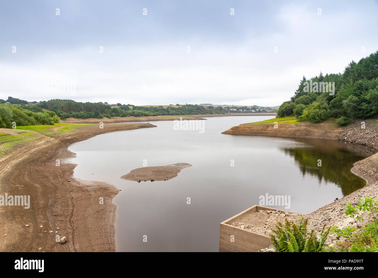 Bolton, Regno Unito 22 luglio 2018 : prolungato tempo caldo e la mancanza di pioggia causando bassi livelli di acqua in Entwistle e serbatoi Wayoh davanti alla imminente divieto di tubo flessibile il 5 Agosto a Bolton, Lancashire, Regno Unito. Foto Stock